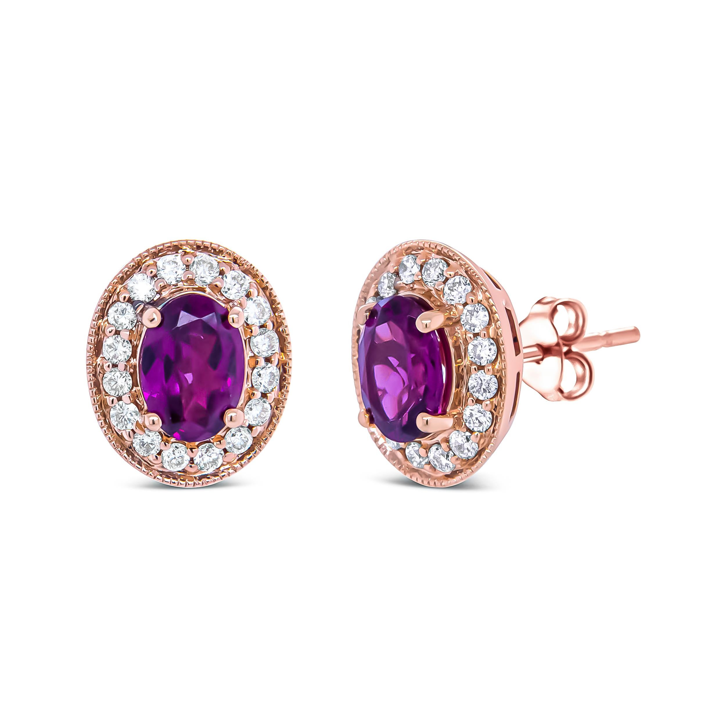 Contemporain Clous d'oreilles en or rose 14 carats avec grenat taille ovale et halo de diamants ronds de 3/8 carats en vente