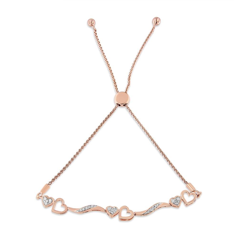 Avvolgi il tuo polso in una sinfonia di eleganza con questo squisito bracciale, dove il romanticismo classico incontra il design moderno. Realizzato in argento sterling 925 di alta qualità e con una lussuosa placcatura in oro rosa 14K, questo pezzo