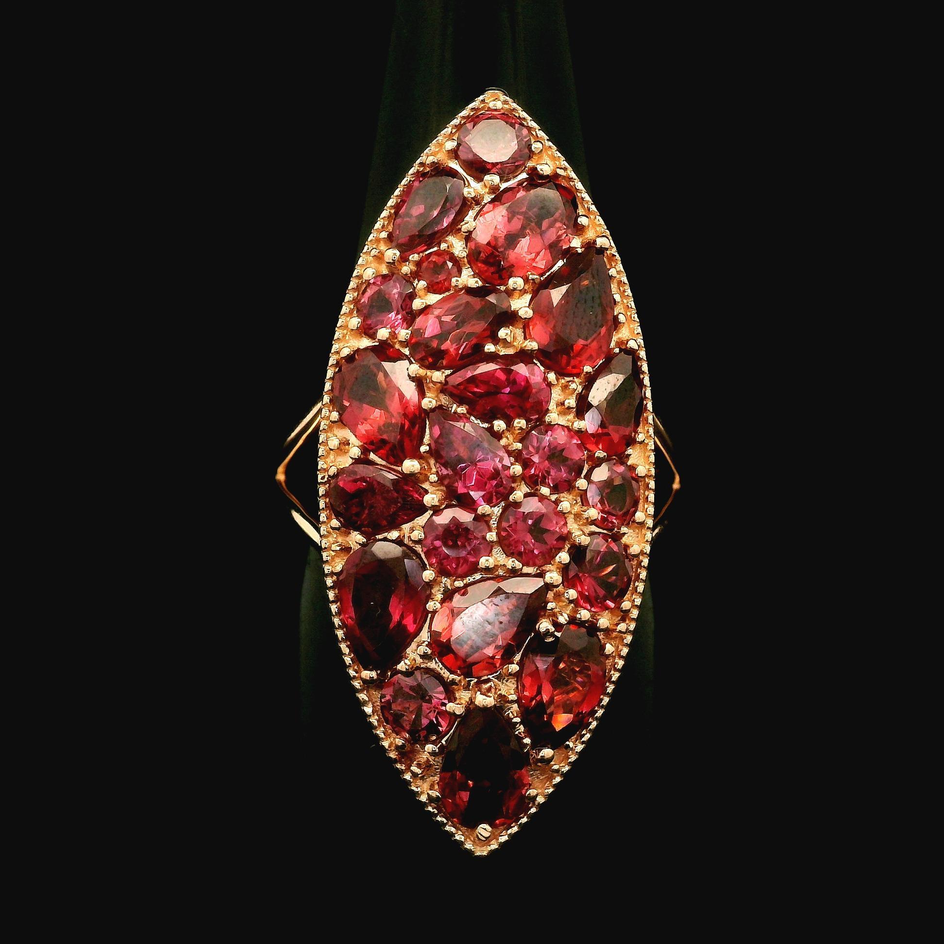 --Pietre: --
Numerosi granati naturali autentici - forme multiple - incastonati - colori rosa-rosso

Materiale: Oro rosa massiccio 14K
Peso: 7,50 grammi
Misura dell'anello: 10.0 (adattabile a un dito. Possiamo personalizzare questo anello.