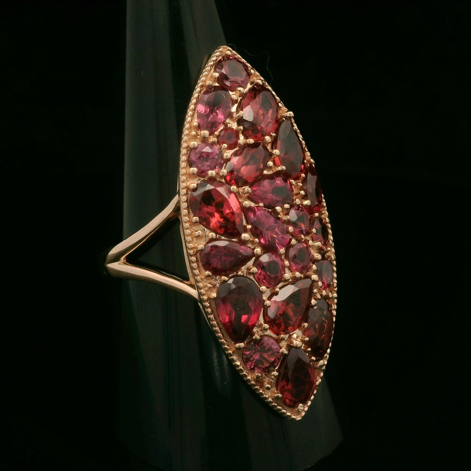 Taglio marquise Anello grande in oro rosa 14k con incastonatura di granato a forma di mosaico Navette Marquise in vendita