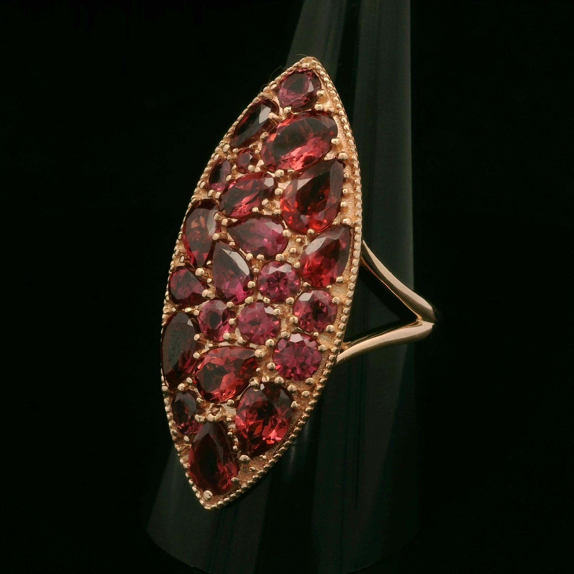 Anello grande in oro rosa 14k con incastonatura di granato a forma di mosaico Navette Marquise In condizioni ottime in vendita a Montclair, NJ