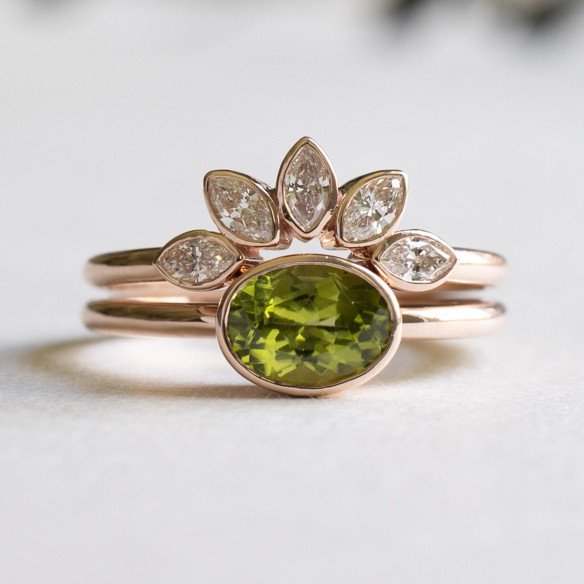 Contemporain Bague en or rose 14K avec péridot et diamant en vente