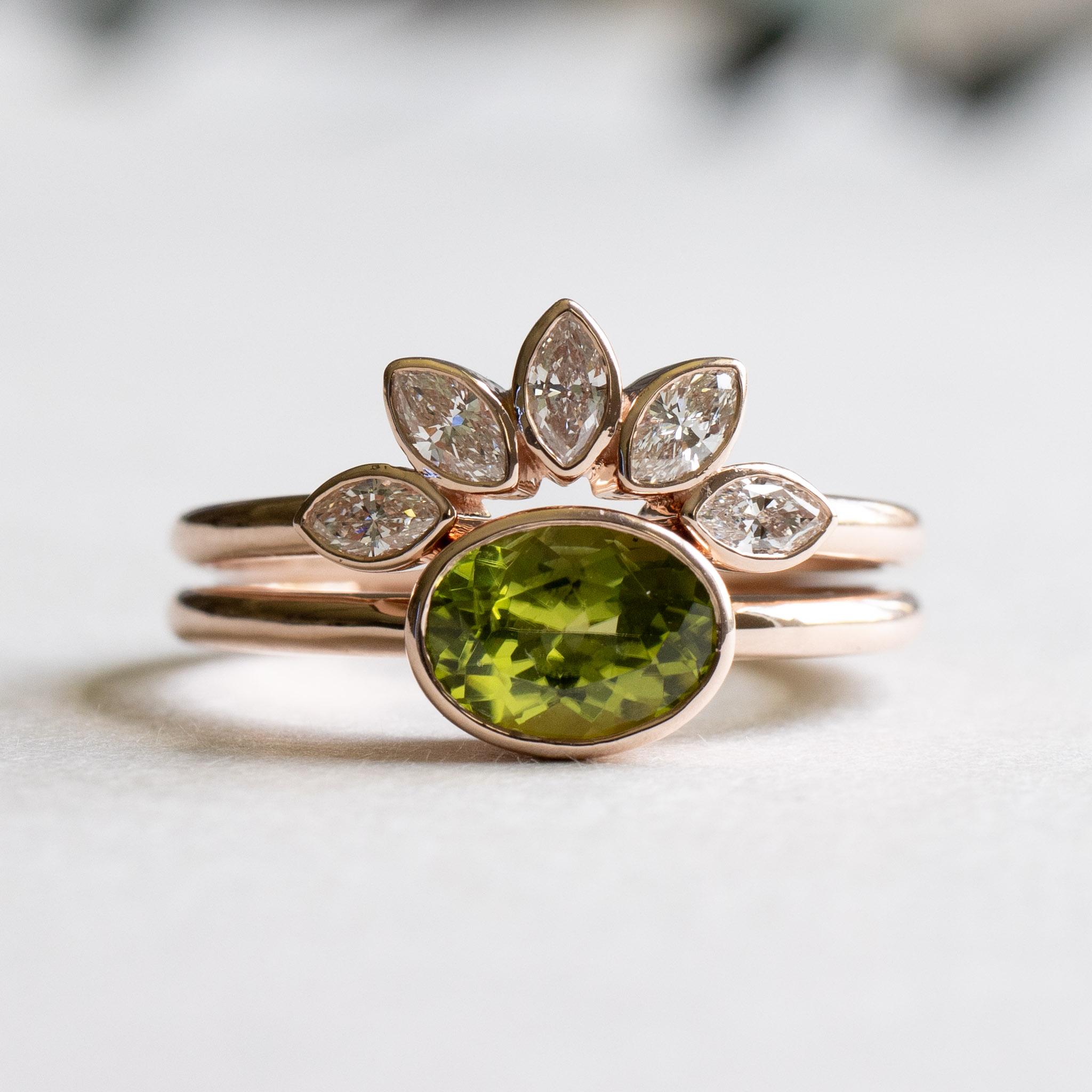Taille ovale Bague en or rose 14K avec péridot et diamant en vente