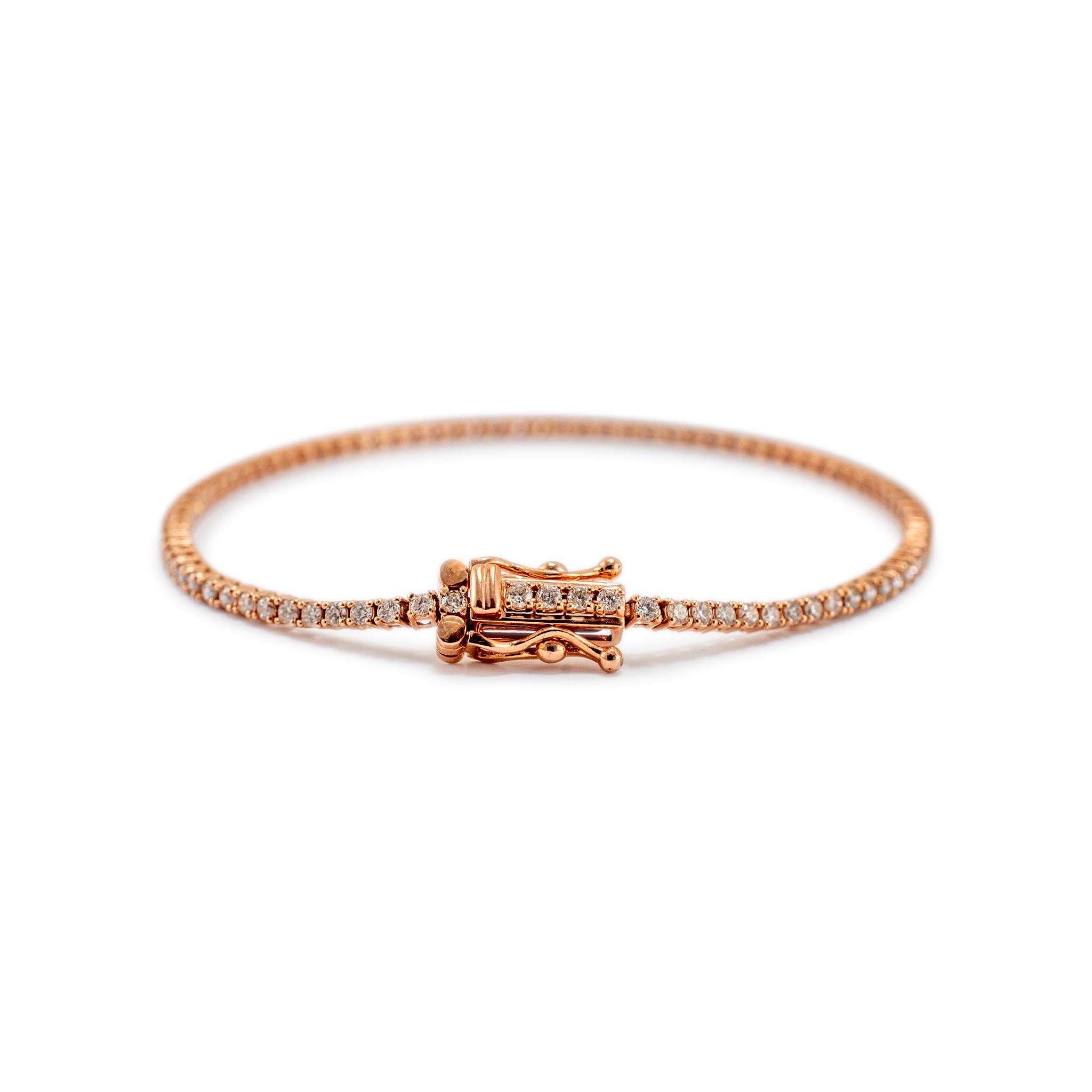 Genre : Mesdames

Type de métal : Or rose 14K

Longueur : 6.00 pouces

Largeur : 1.60 mm

Poids : 3.72 grammes

Un bracelet de tennis en or rose 14K avec des diamants. Le métal a été testé et il a été déterminé qu'il s'agissait d'or rose 14K. Gravé