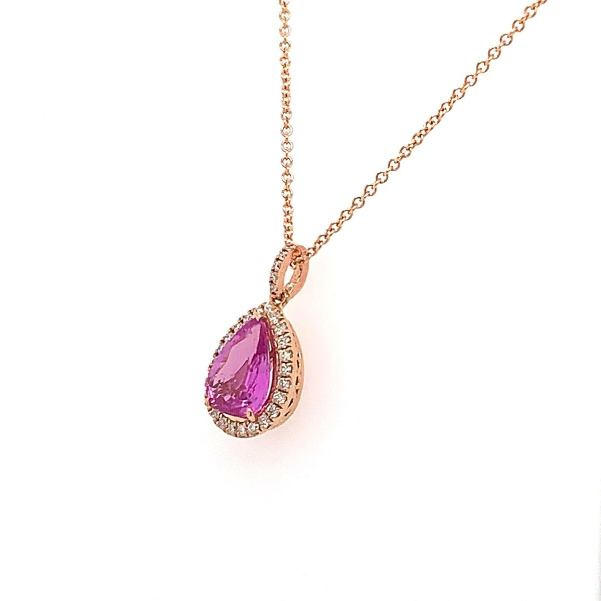 Questo straordinario pendente in oro rosa 14k è caratterizzato da uno zaffiro rosa di qualità preminente a forma di pera di 2,06 carati incorniciato da un'aureola di diamanti brillanti. Questo ciondolo è ideale per le occasioni speciali. Prova la