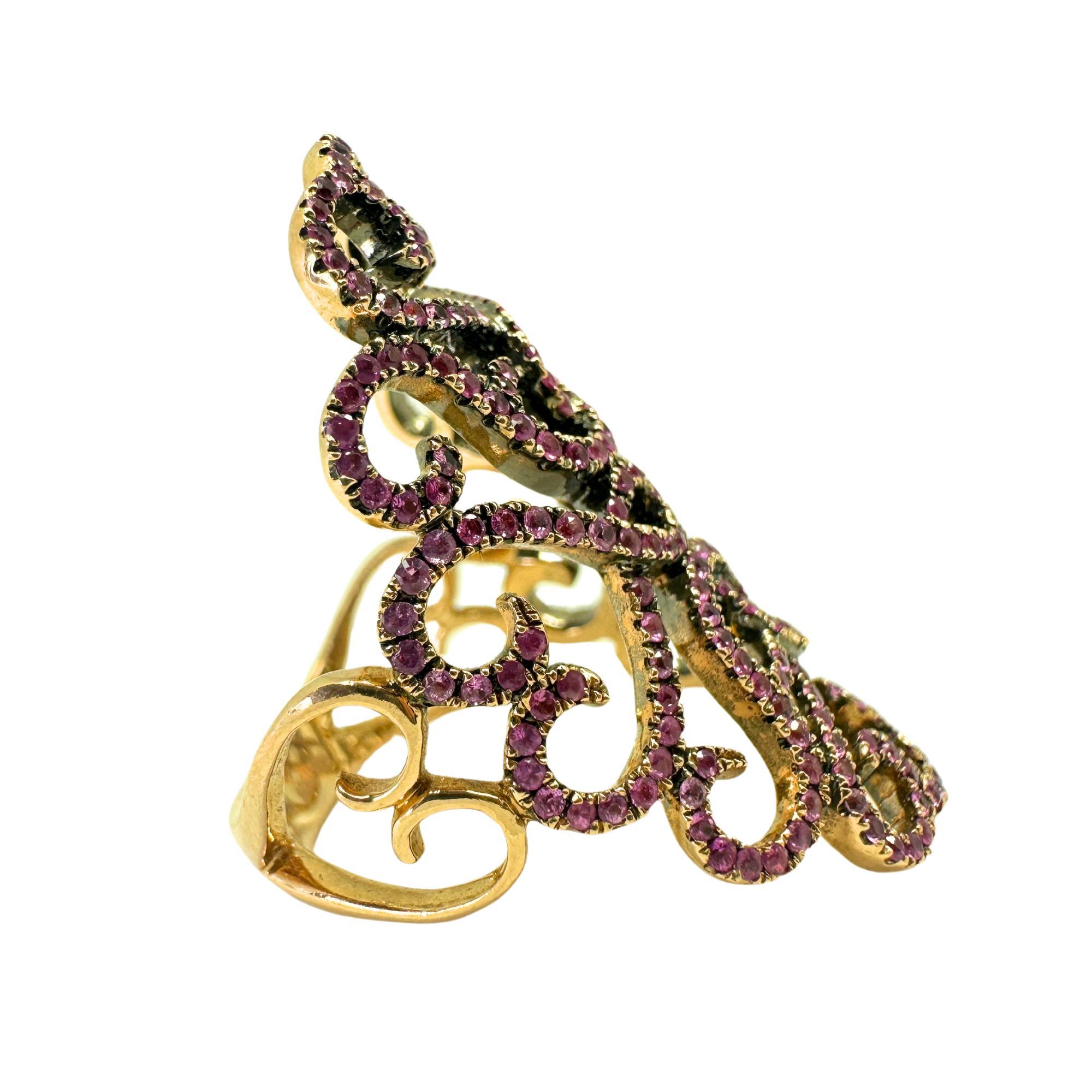 Erweitern Sie Ihre Sammlung mit unserem exquisiten 14k Gold Pink Sapphire Ring. Mit 1,17 Karat rosafarbenen Saphiren im Rundschliff präsentiert sich dieses Schmuckstück in einem leuchtenden Rosaton. Mit einem Gewicht von 8,2 Gramm und einer Größe
