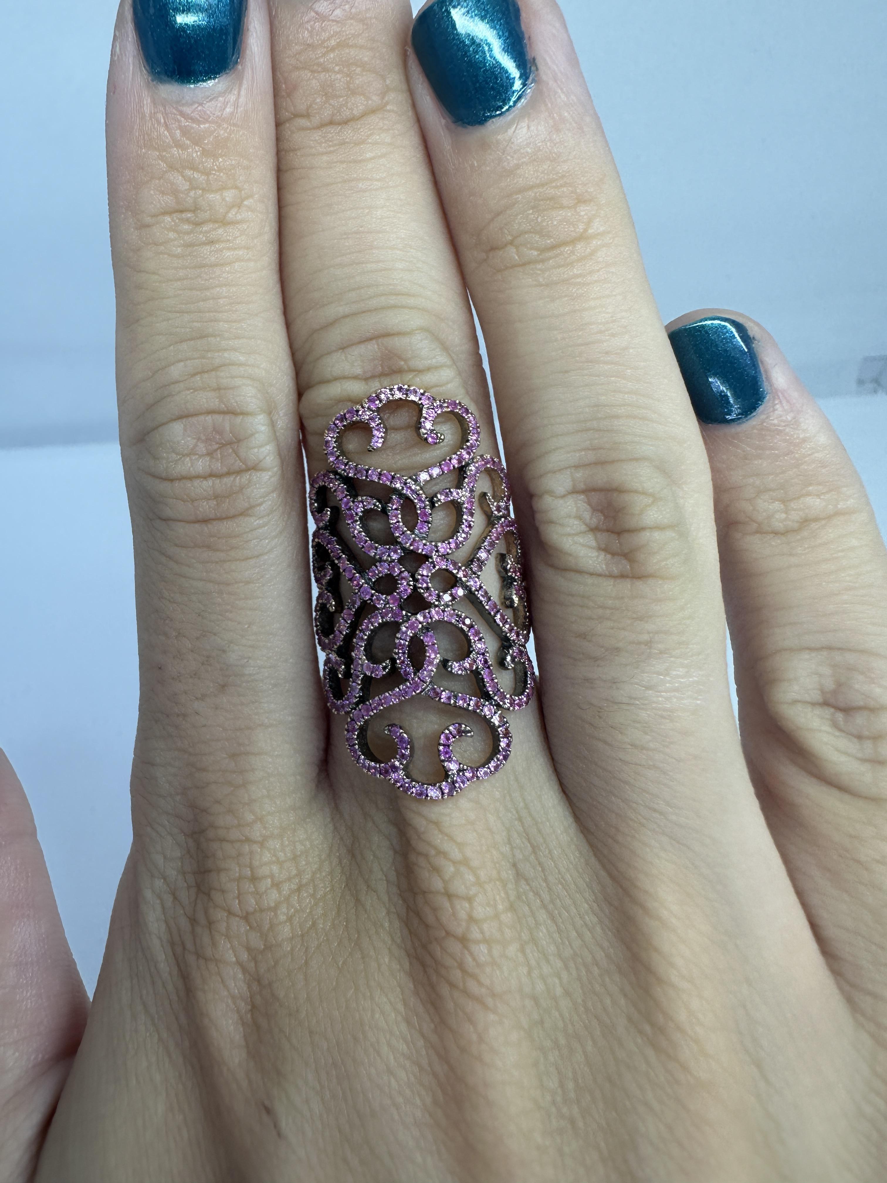 Ring aus 14 Karat Roségold mit rosa Saphiren im Zustand „Gut“ in New York, NY