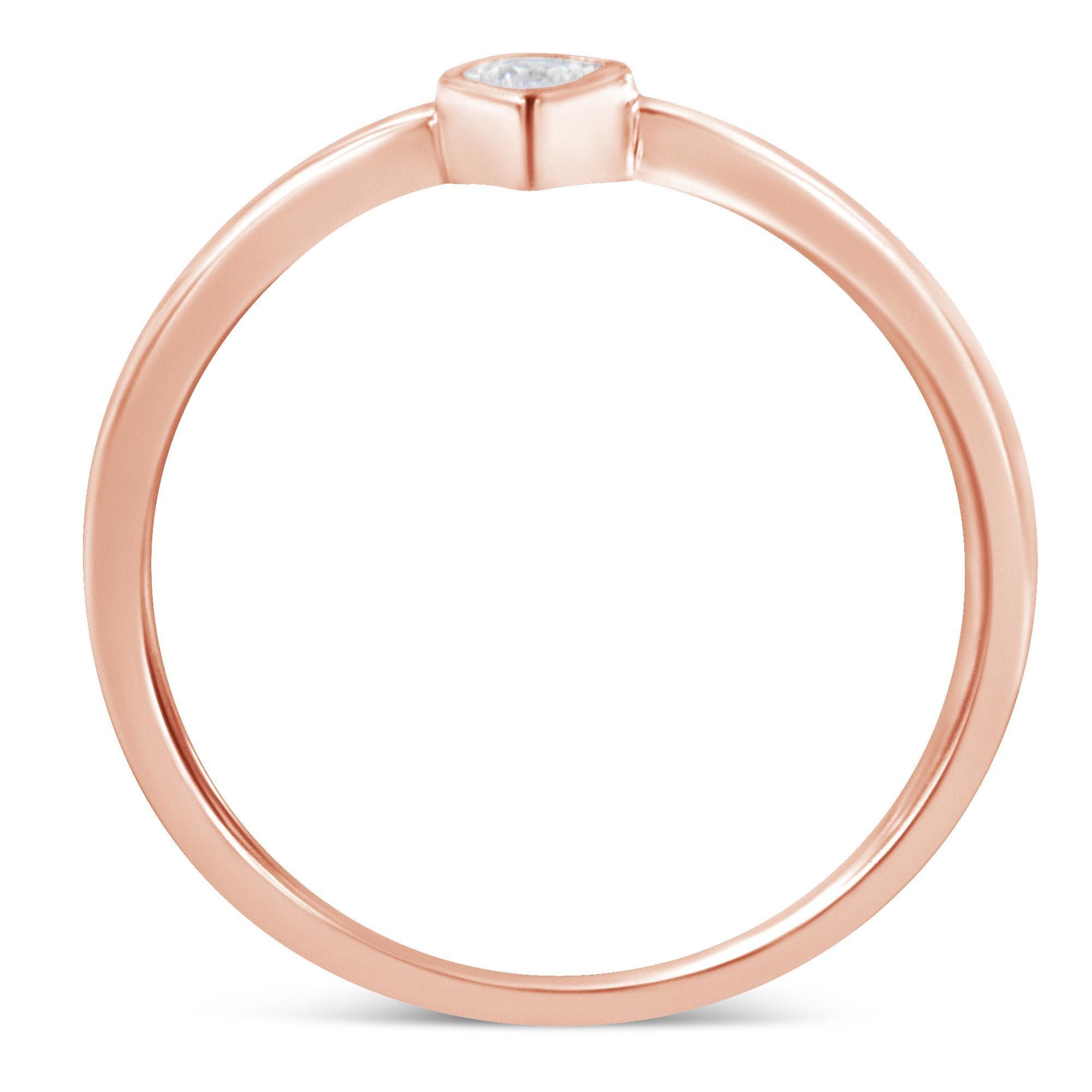 Dieser zarte Ring ist mit einem funkelnden weißen Diamanten besetzt, der in ein Band aus 2 Mikron 14 Karat rosévergoldetem Sterlingsilber eingefasst ist. Die wunderbare Fassung hebt den Solitärdiamanten mit einem Gewicht von 0,05 Karat