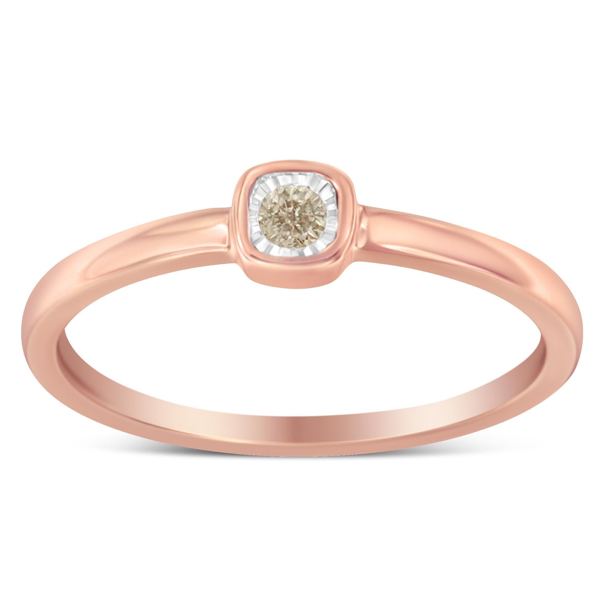 Ein mit Diamanten und Roségold überzogener Ring. Der Ring zeigt ein zentrales rundes Diamantenwunder in einer 14 Karat vergoldeten Fassung. Der Diamant wiegt 0,05 Karat.

Produktmerkmale:
 - • Metall: .925 Rose Sterling Silber mit 14K
