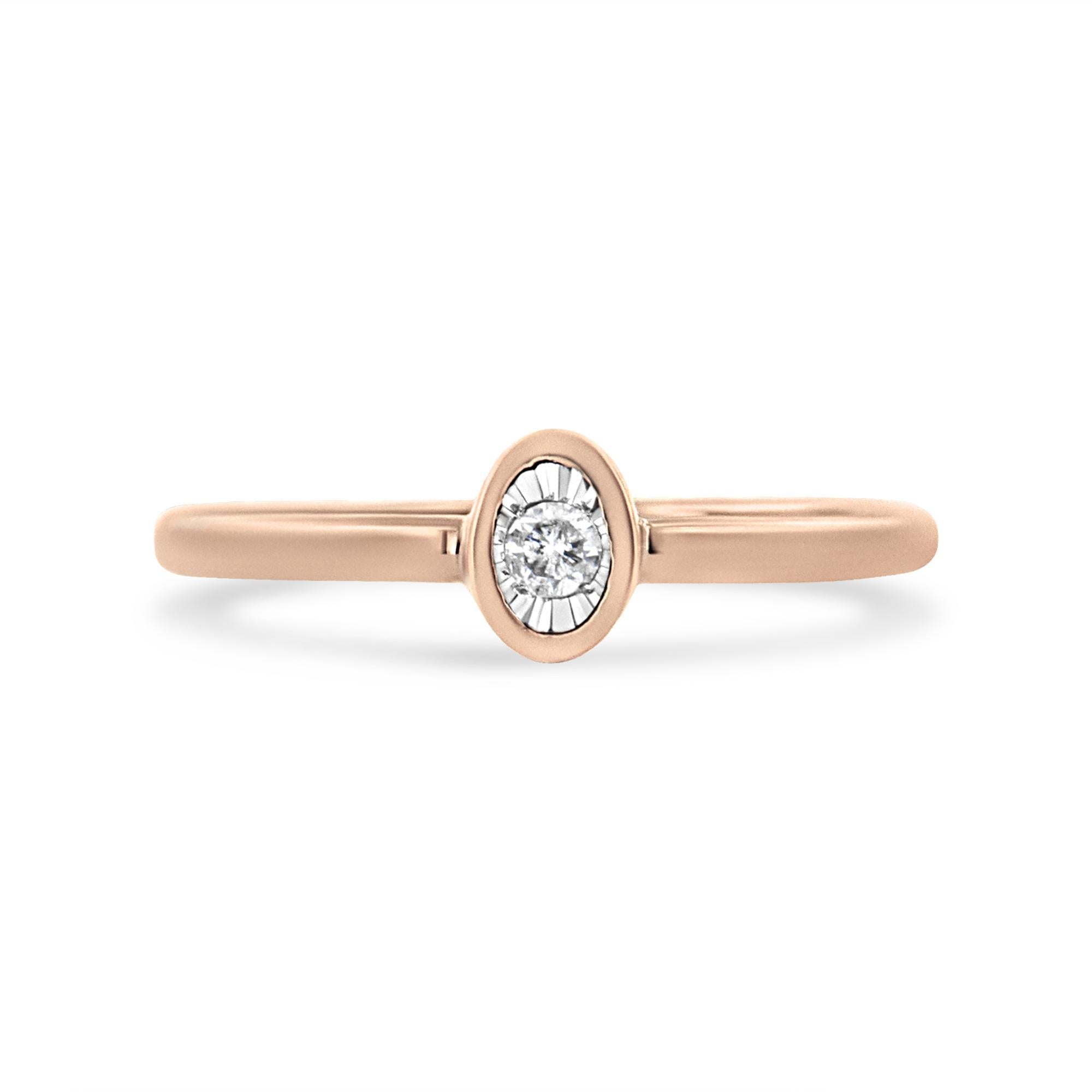 Ein klassischer Look für ein klassisches Mädchen. Dieser Versprechensring aus 14-karätigem, rosévergoldetem Sterlingsilber verfügt über einen schimmernden runden Diamantsolitär von 1/20 cttw in einer einzigartigen Miracle-Plate-Fassung für maximalen