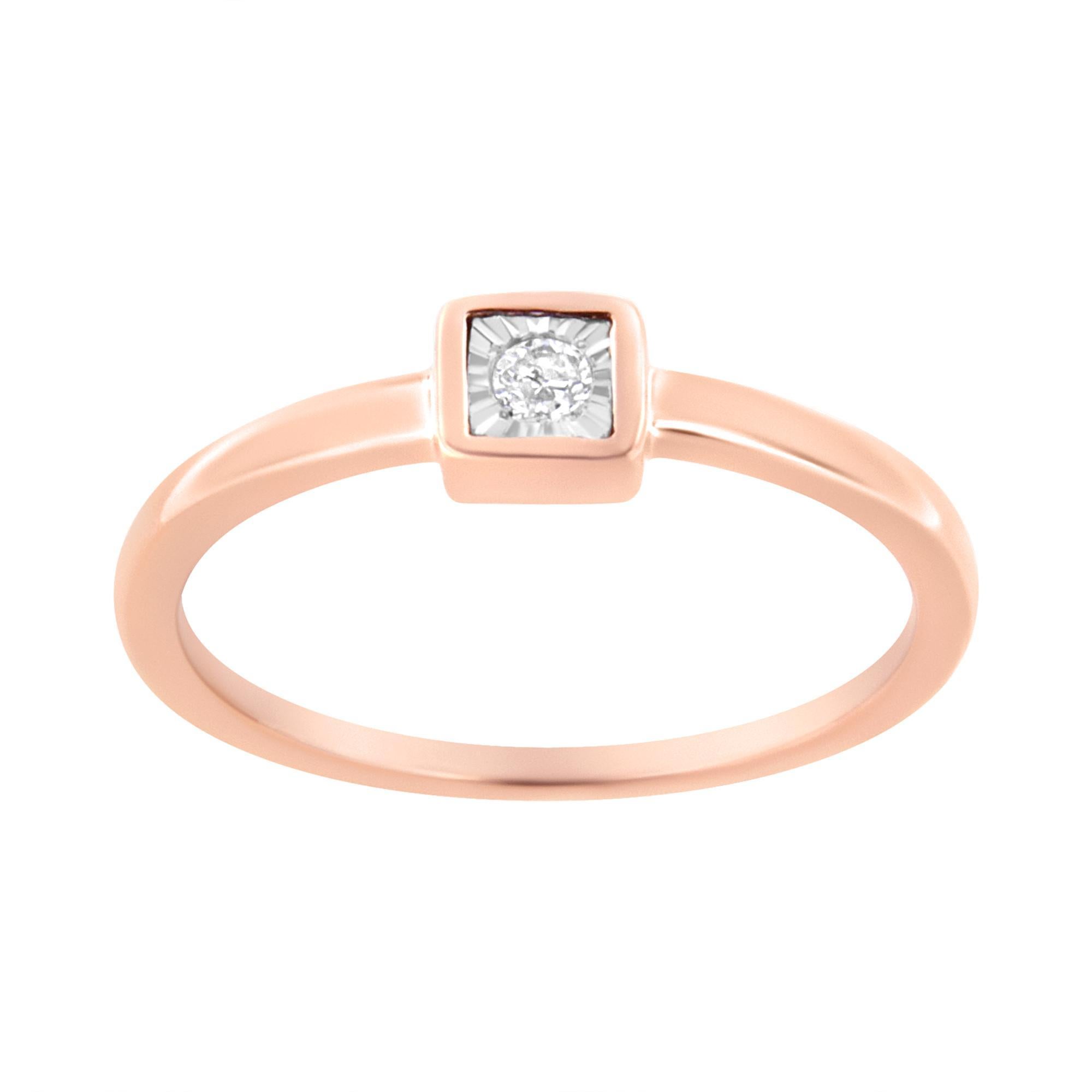 Ein klassischer Look für ein klassisches Mädchen. Dieser Versprechensring aus 14-karätigem, rosévergoldetem 925er Sterlingsilber verfügt über einen schimmernden, runden Solitärdiamanten von 0,05 Karat in einer einzigartigen Miracle-Plate-Fassung für