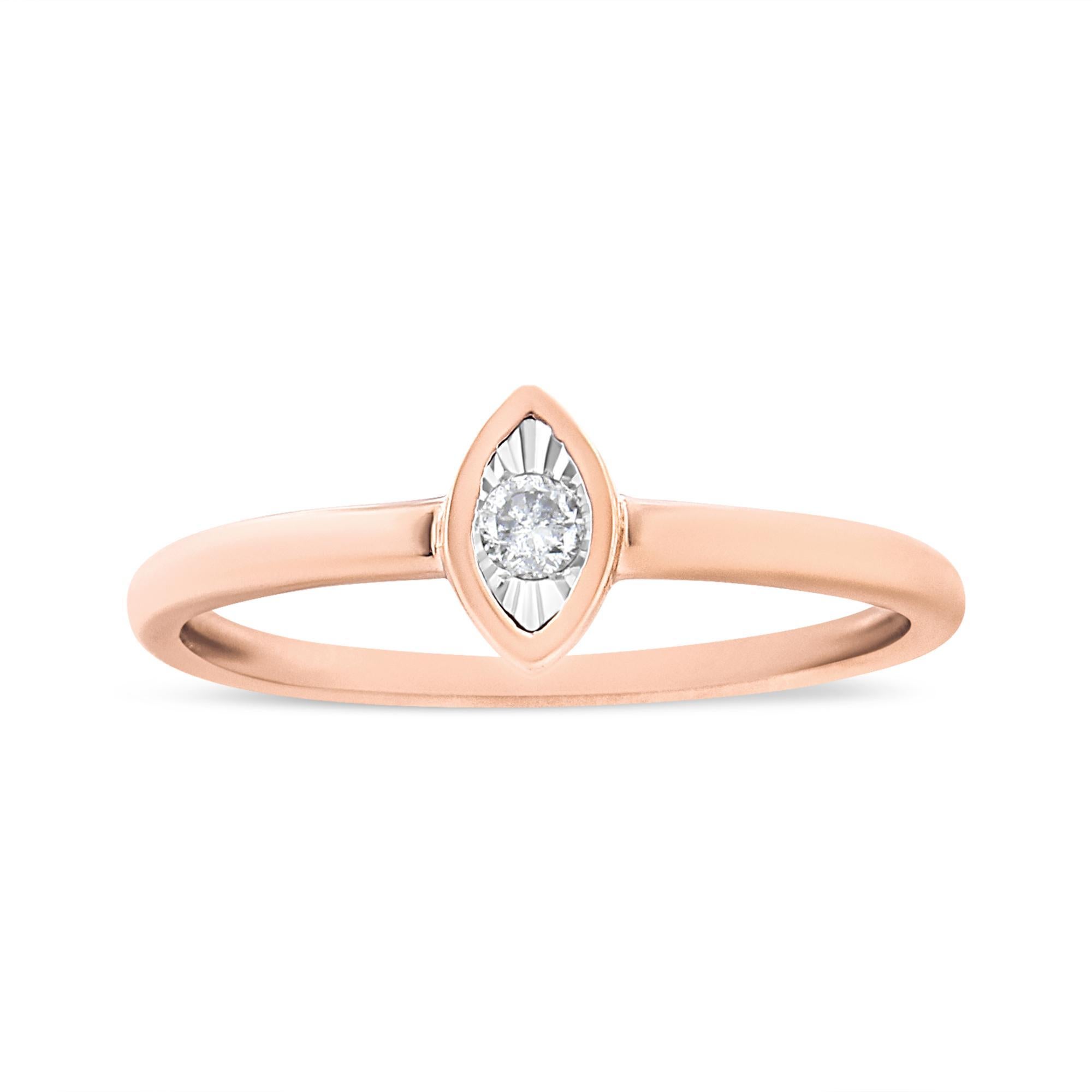 Ein klassischer Look für ein klassisches Mädchen. Dieser Versprechensring aus 14-karätigem, rosévergoldetem Sterlingsilber verfügt über einen schimmernden Solitärdiamanten im Rundschliff mit einem Gewicht von 1/20 cttw in einer einzigartigen