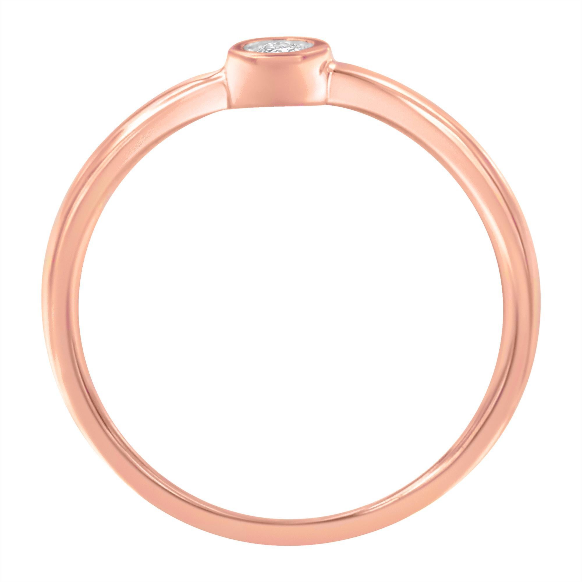 Este delicado anillo presenta un brillante diamante blanco engastado en una banda de plata de ley chapada en oro rosa de 14 quilates de 2 micras. El engaste milagroso realza el diamante solitario, que pesa 0,05 quilates.

Características del