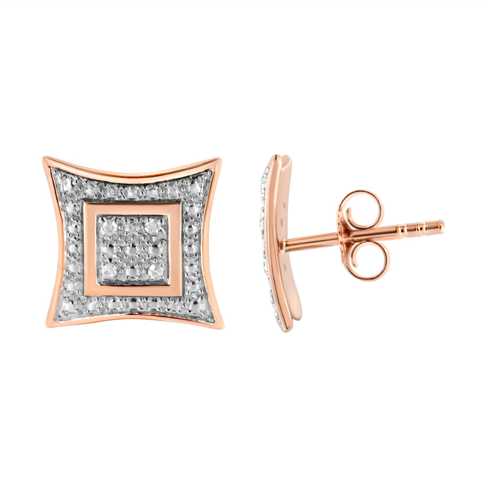 Scintilla come una stella indossando questi splendidi orecchini a perno. Ogni orecchino è realizzato in argento 925 e placcato in oro rosa 14k. Realizzati a forma di cuscino, gli orecchini sono impreziositi da scintillanti diamanti a taglio rotondo