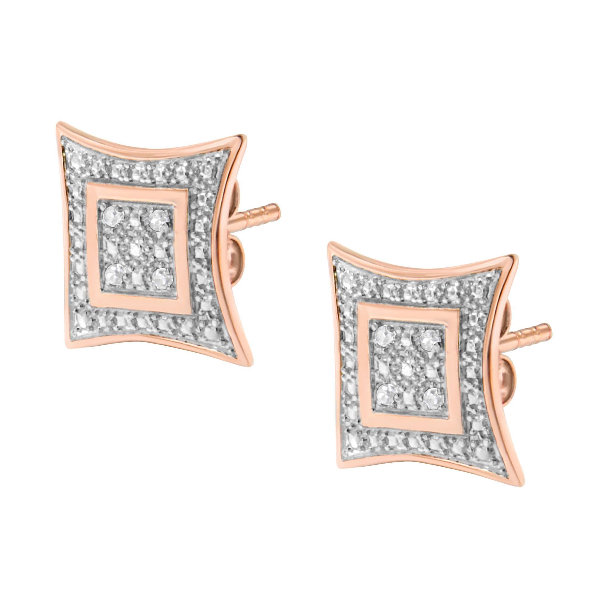 Taglio rotondo Orecchini a perno in argento placcati in oro rosa 14K con diamante da 1/20 cttw e 4 pietre a forma di aureola in vendita