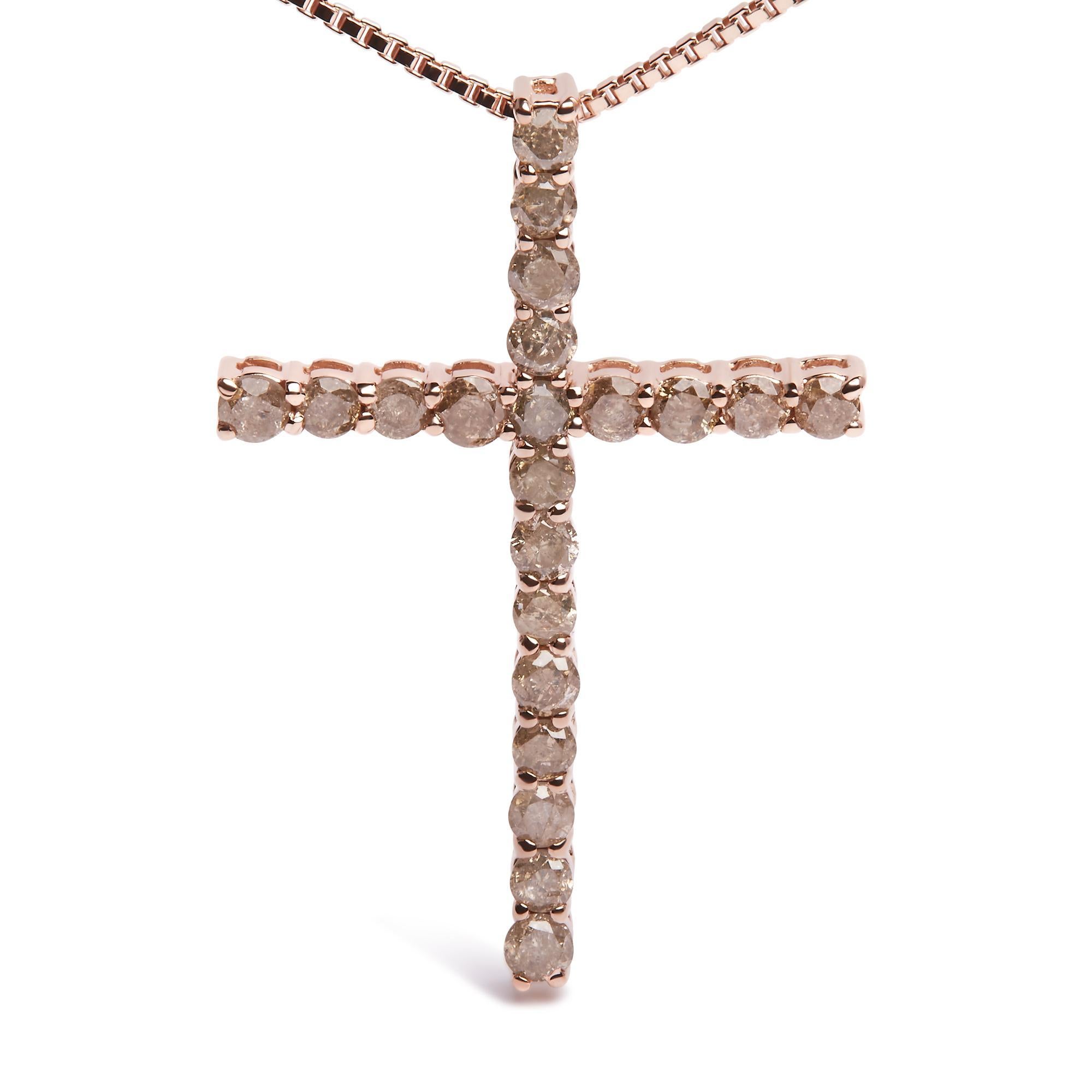 Abbraccia la tua spiritualità con questa scintillante collana a croce in argento 925 placcato oro rosa 14kt. Questo pendente è impreziosito da 21 diamanti color champagne in una classica montatura a griffe condivisa. I diamanti sono di taglio