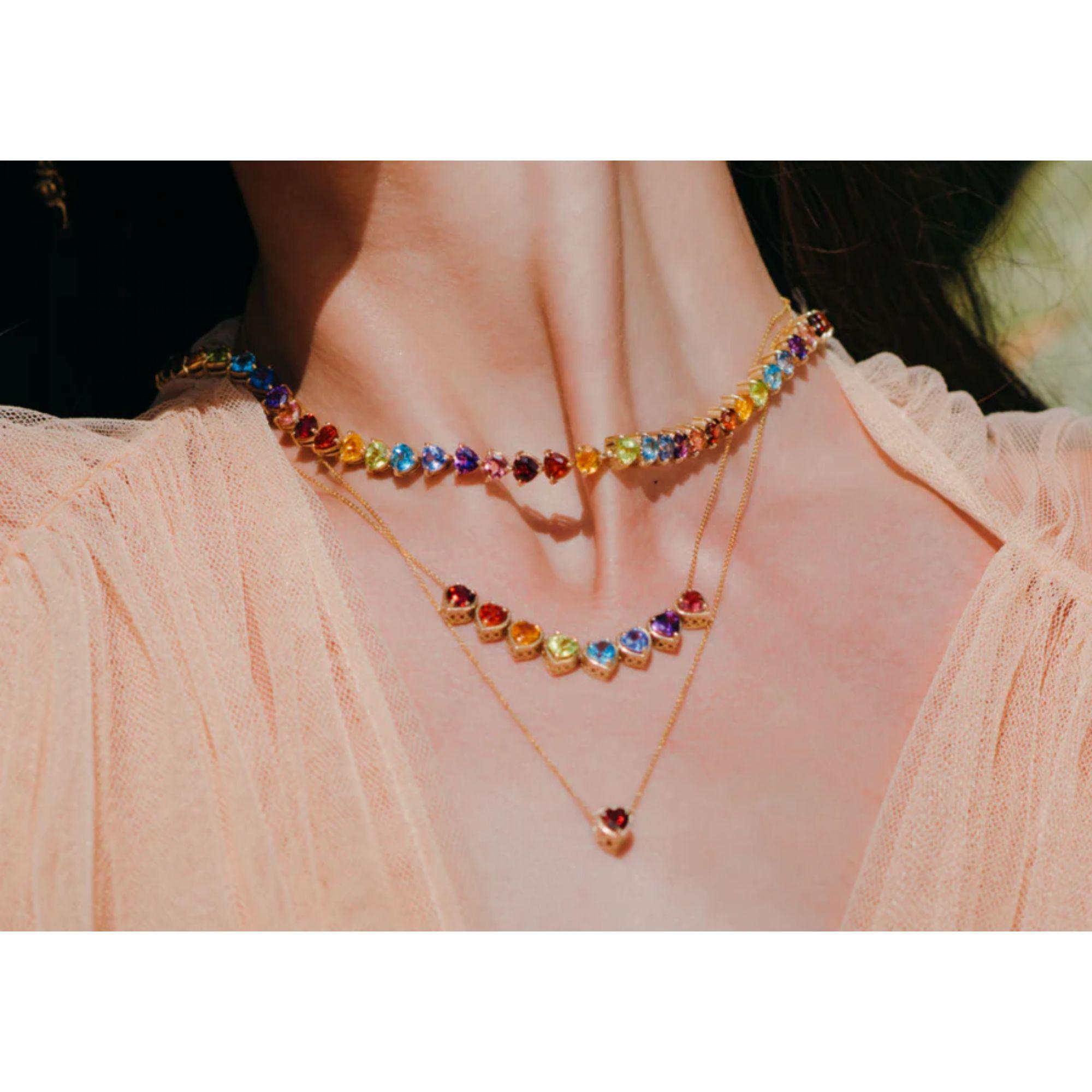 Questa collana di pietre preziose con cuore arcobaleno in oro rosa 14K è un'espressione radiosa di colore, maestria e amore. Caratterizzato da una serie di incastonature a forma di cuore, il design mette in mostra uno spettro completo di pietre