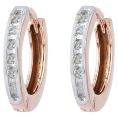 Boucles d'oreilles Huggie en or rose 14K avec diamants ronds et canaux pour un cadeau de femme