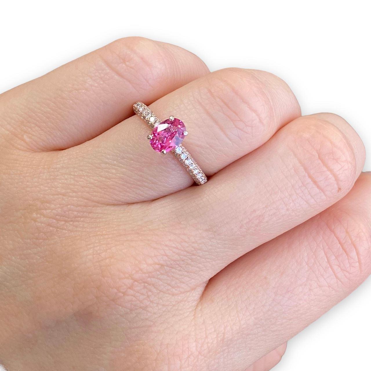 Specifiche:

    Usato (ottime condizioni)
    Metallo: oro rosa 14 carati
    Peso: 2.5 Gr
    Pietra principale: 0,86ct Spinello Rosa
    Pietre laterali: Diamanti
    Colore: HI
    Chiarezza: I1
    Taglia: 6 US




