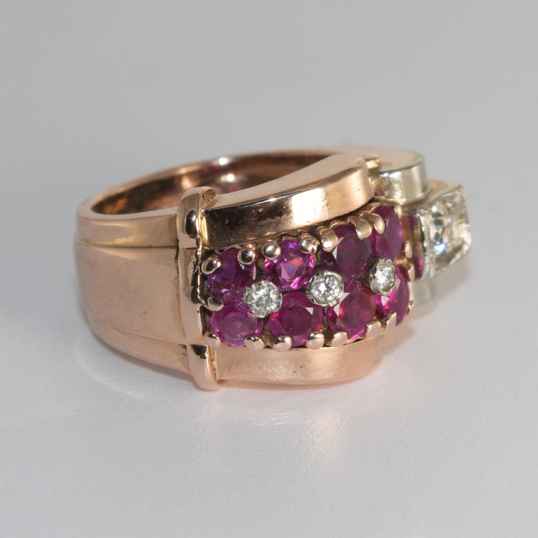 Dies ist ein 14k Rose Gold Rubin und Diamant Art Deco Ring.
Runder Brillant von insgesamt 0,20 Karat in vier vertieften Vier-Zacken-Fassungen.
Der größte Teil des Gesamtkaratgewichts entfällt auf acht Rubine im Rundschliff von insgesamt 1,00 Karat,