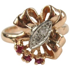 Anillo de cóctel con lazo de rubíes y diamantes, oro rosa de 14 quilates, años 40