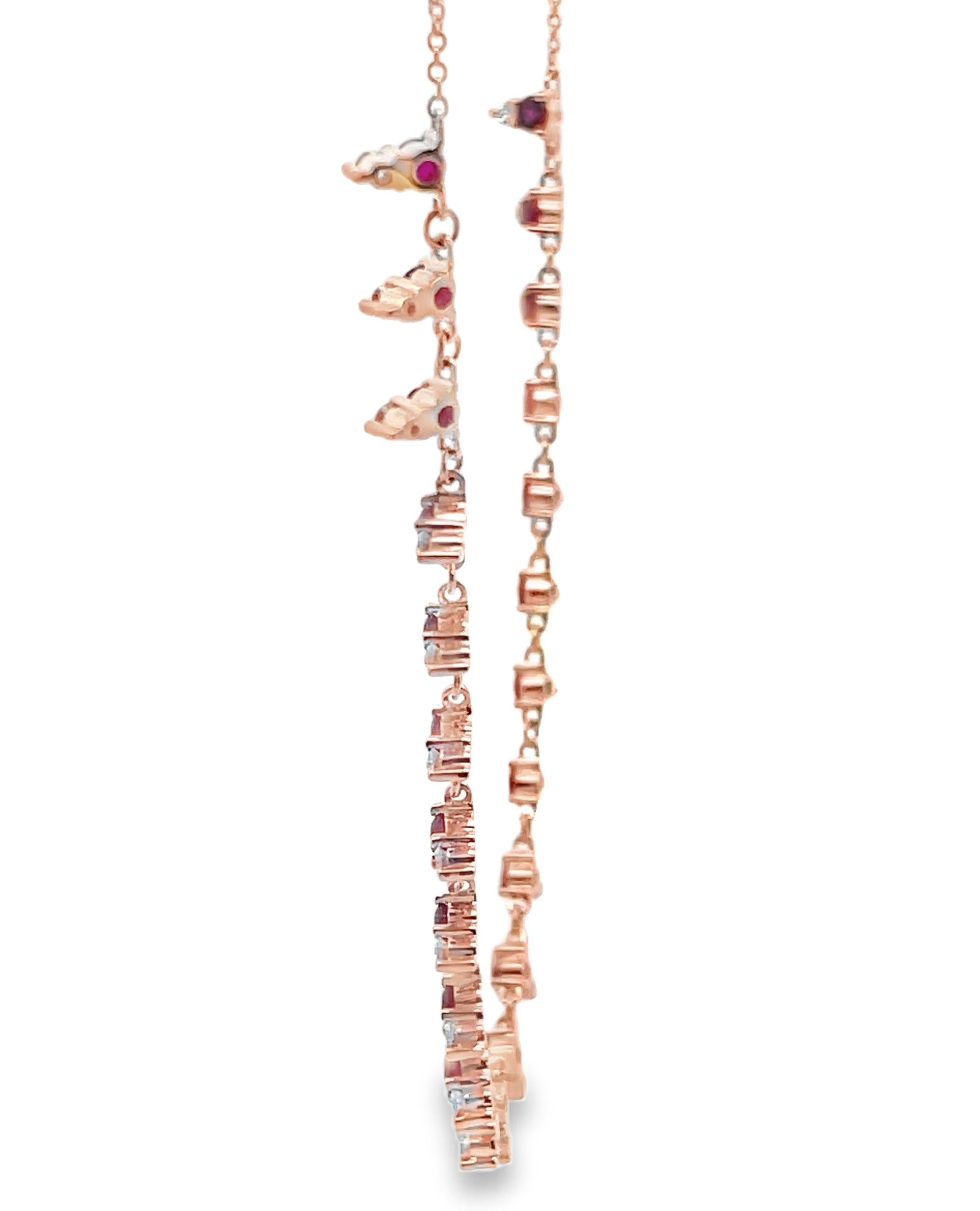 Collana a strati in oro rosa 14K con diamanti tondi sfaccettati del peso totale di 0,38 carati e rubini tondi sfaccettati del peso totale di 1,29 carati.  

- Può essere indossato a 16 o 18 pollici di lunghezza
- I diamanti hanno un colore G/H e una