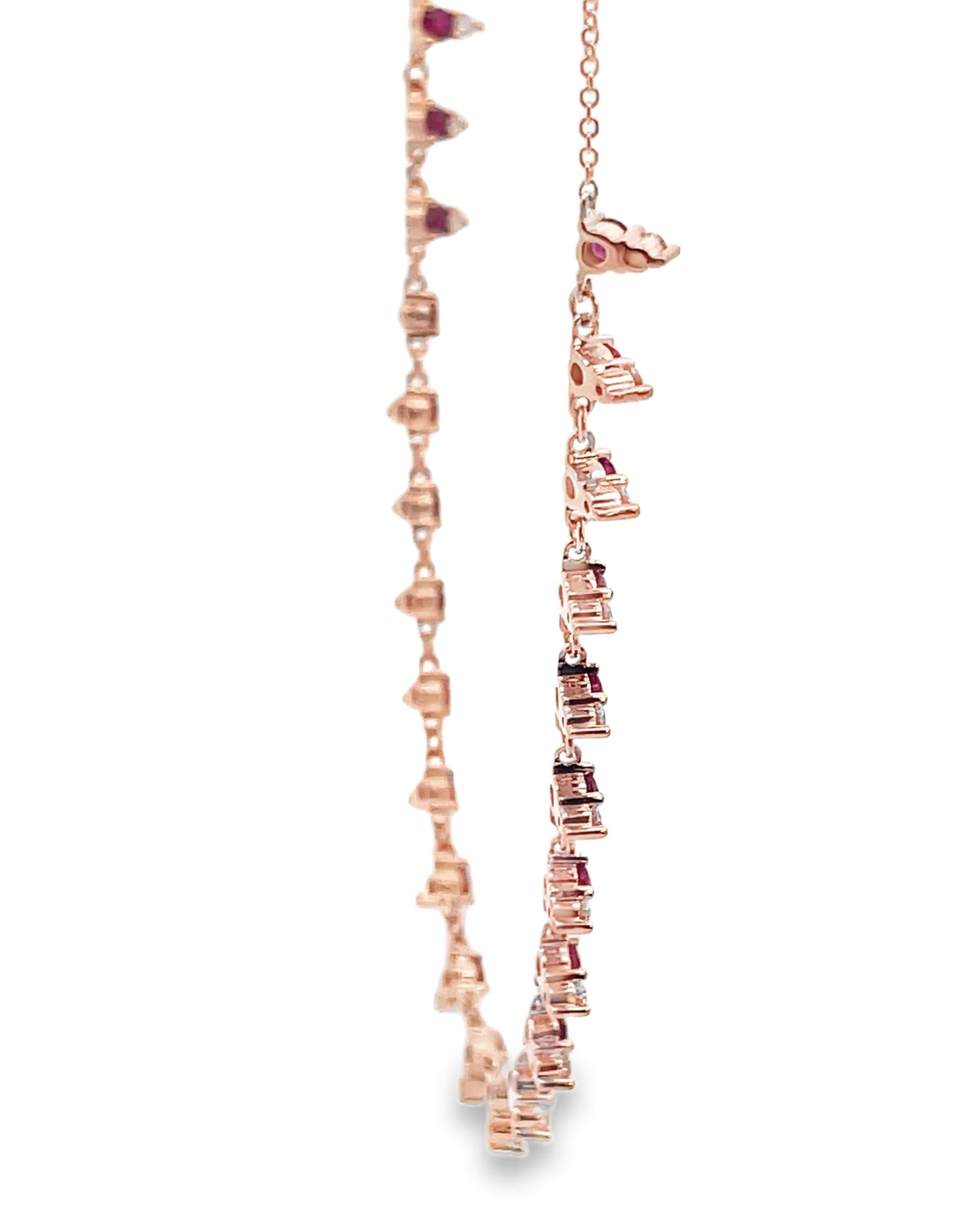 Taglio rotondo Collana a strati in oro rosa 14K con rubino rotondo e diamante Riviera in vendita