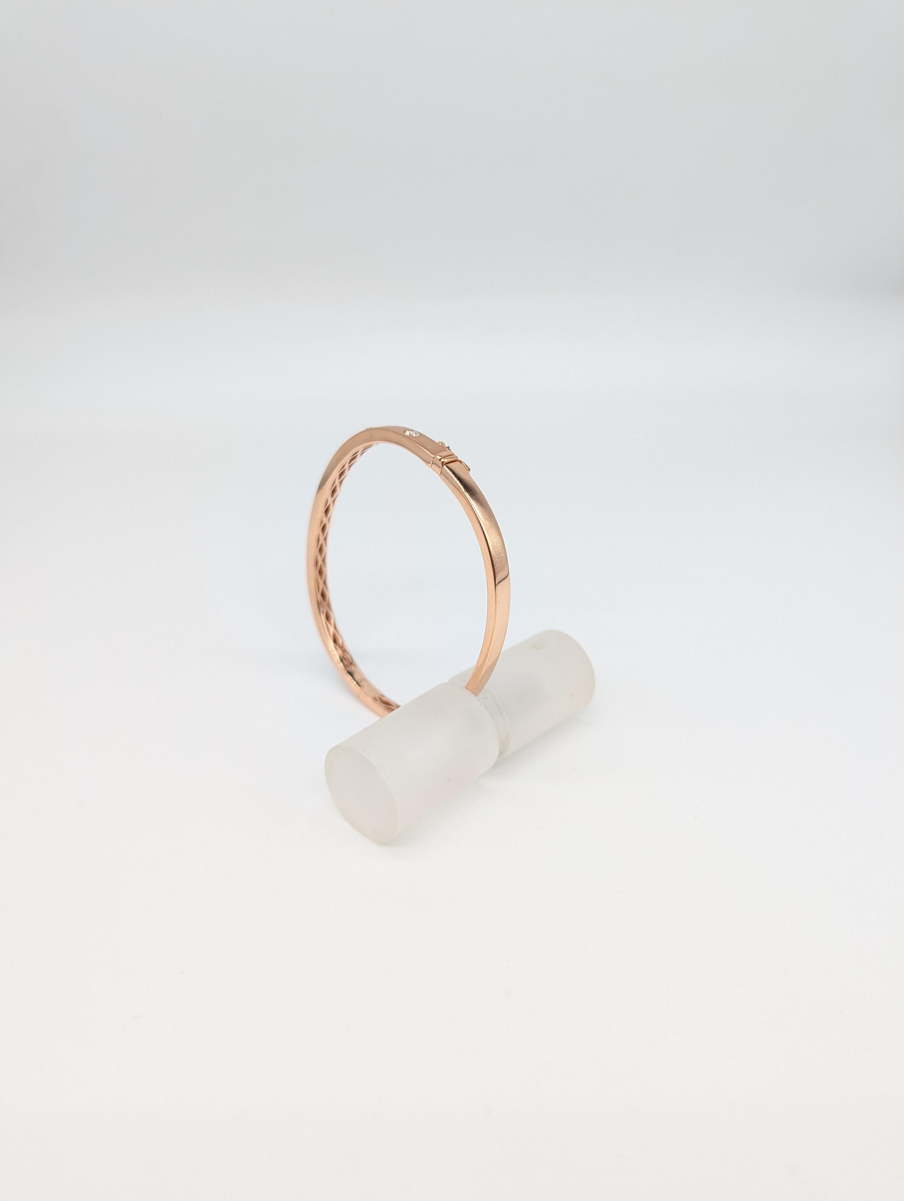 Taille ronde Bracelet en or rose 14K satiné avec 7 diamants ronds totalisant .45ct en vente