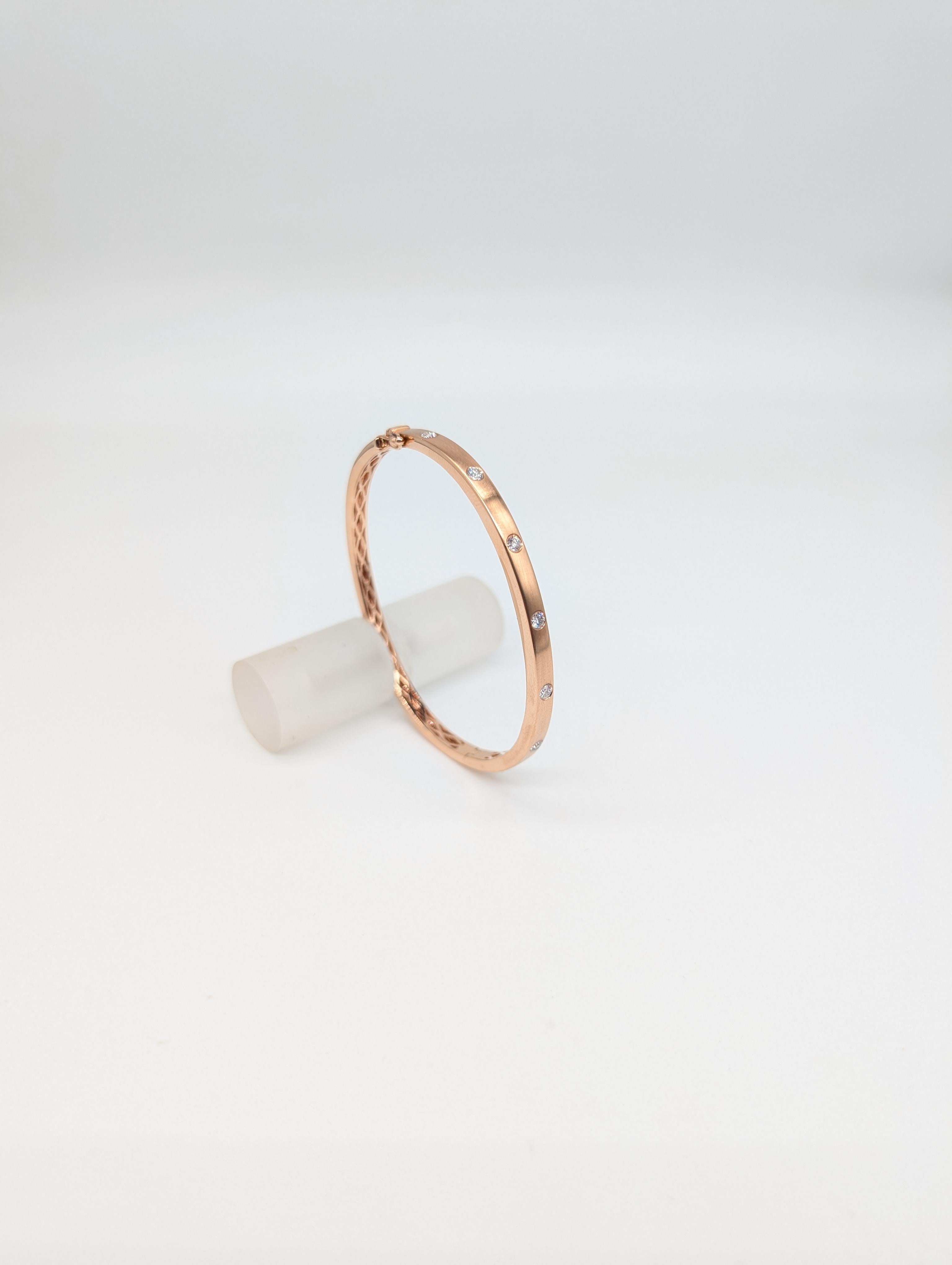 Bracelet en or rose 14K satiné avec 7 diamants ronds totalisant .45ct Neuf - En vente à New York, US