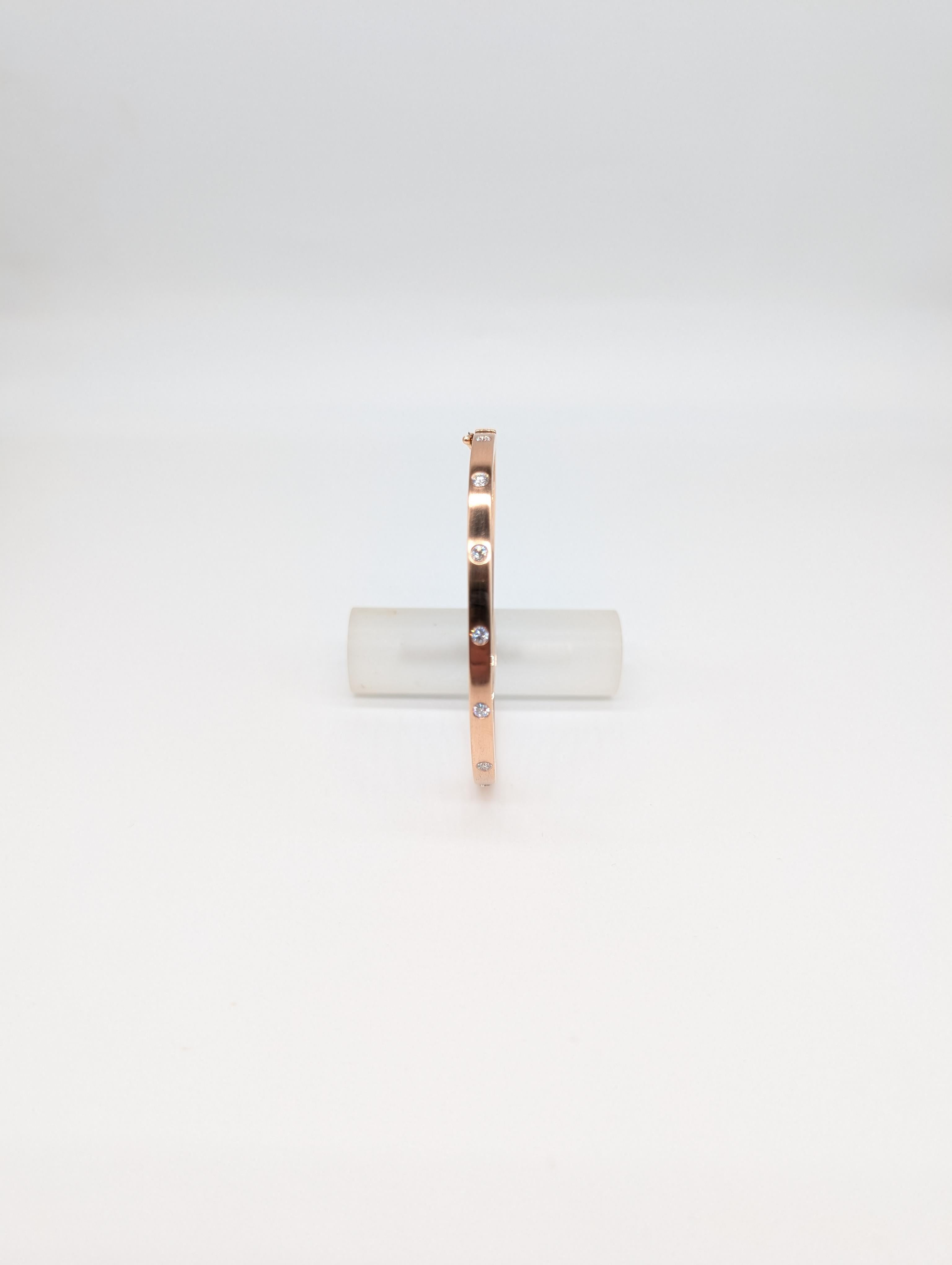 Bracelet en or rose 14K satiné avec 7 diamants ronds totalisant .45ct Unisexe en vente