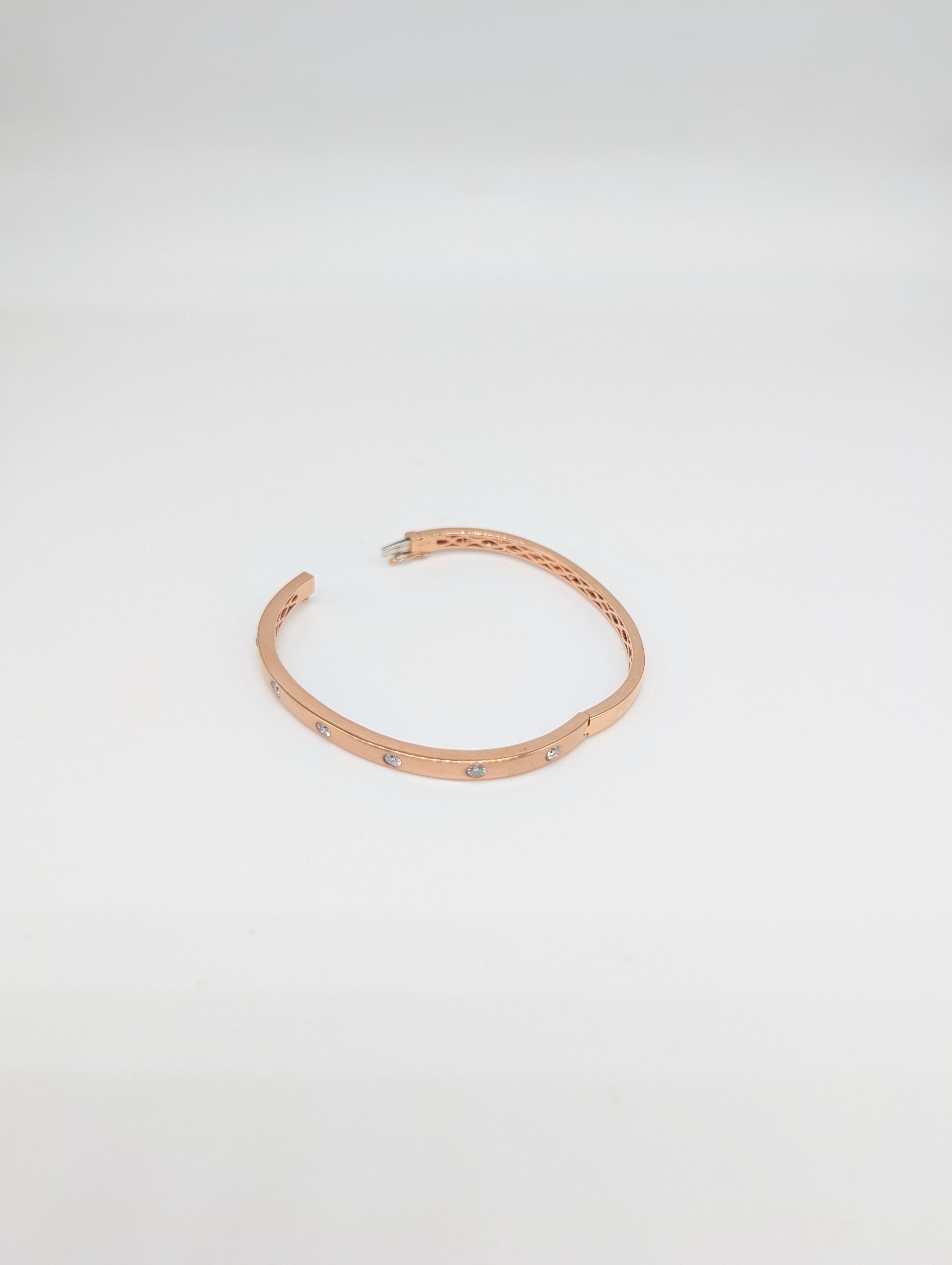 Bracelet en or rose 14K satiné avec 7 diamants ronds totalisant .45ct en vente 1