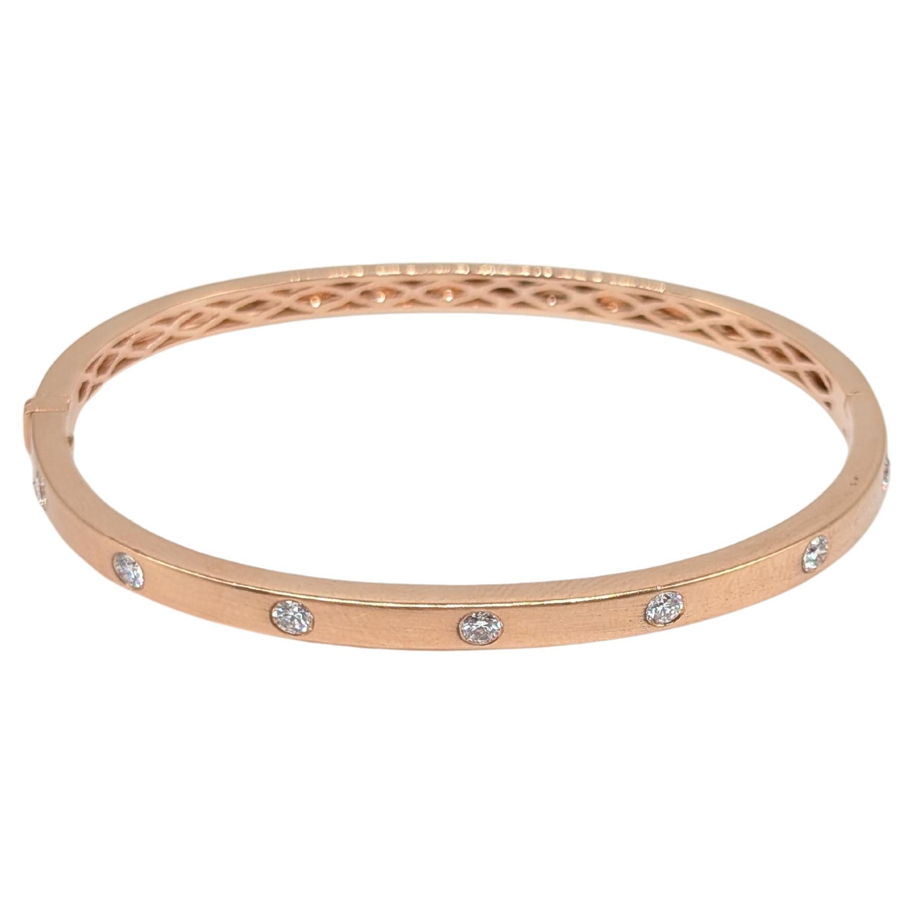 Bangle in oro rosa 14K satinato con 7 diamanti rotondi per un totale di 0,45 carati