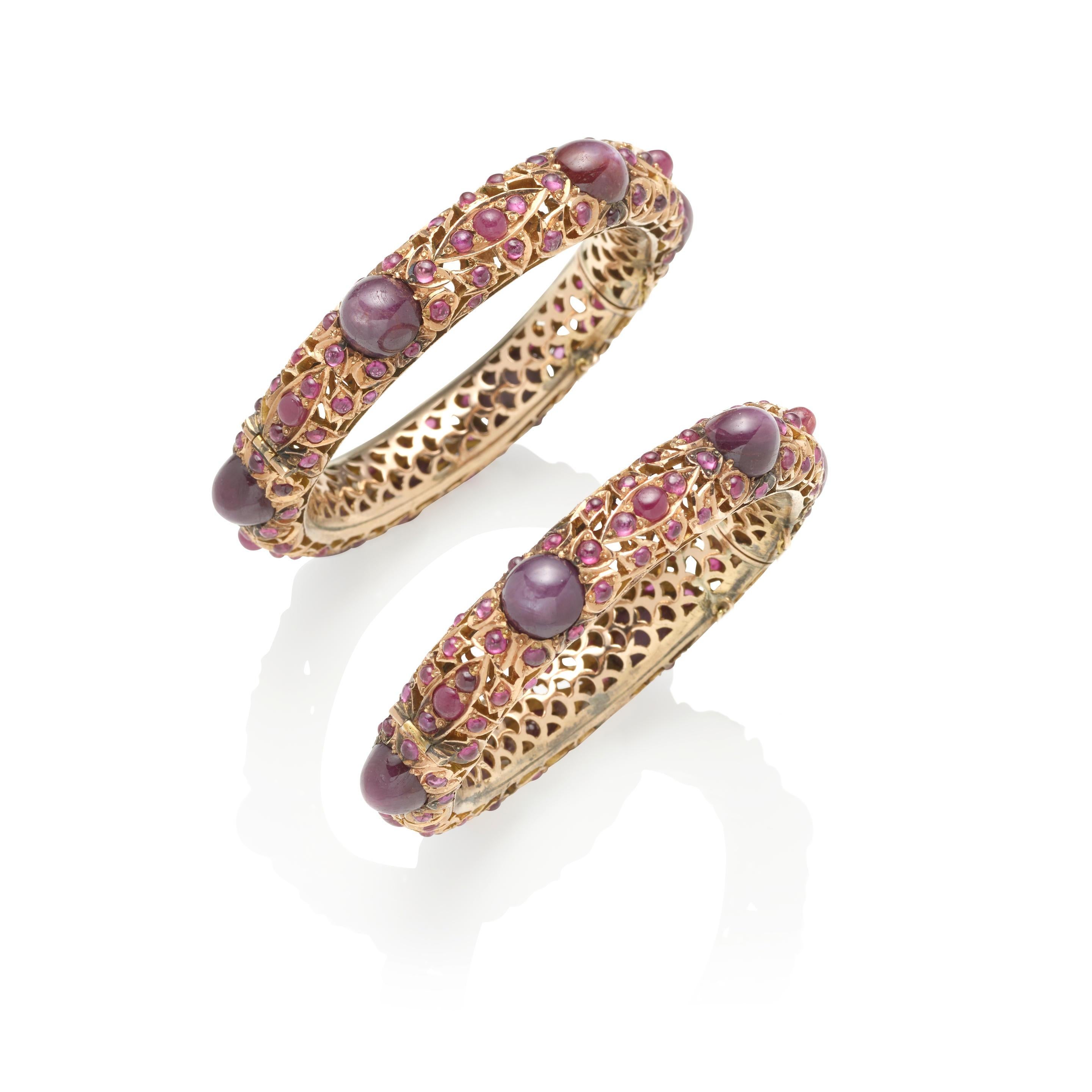 Moderne 14k Rose Gold Set of 2 Star Ruby Cabochon Bangles TCW = 130.45 ct en vente