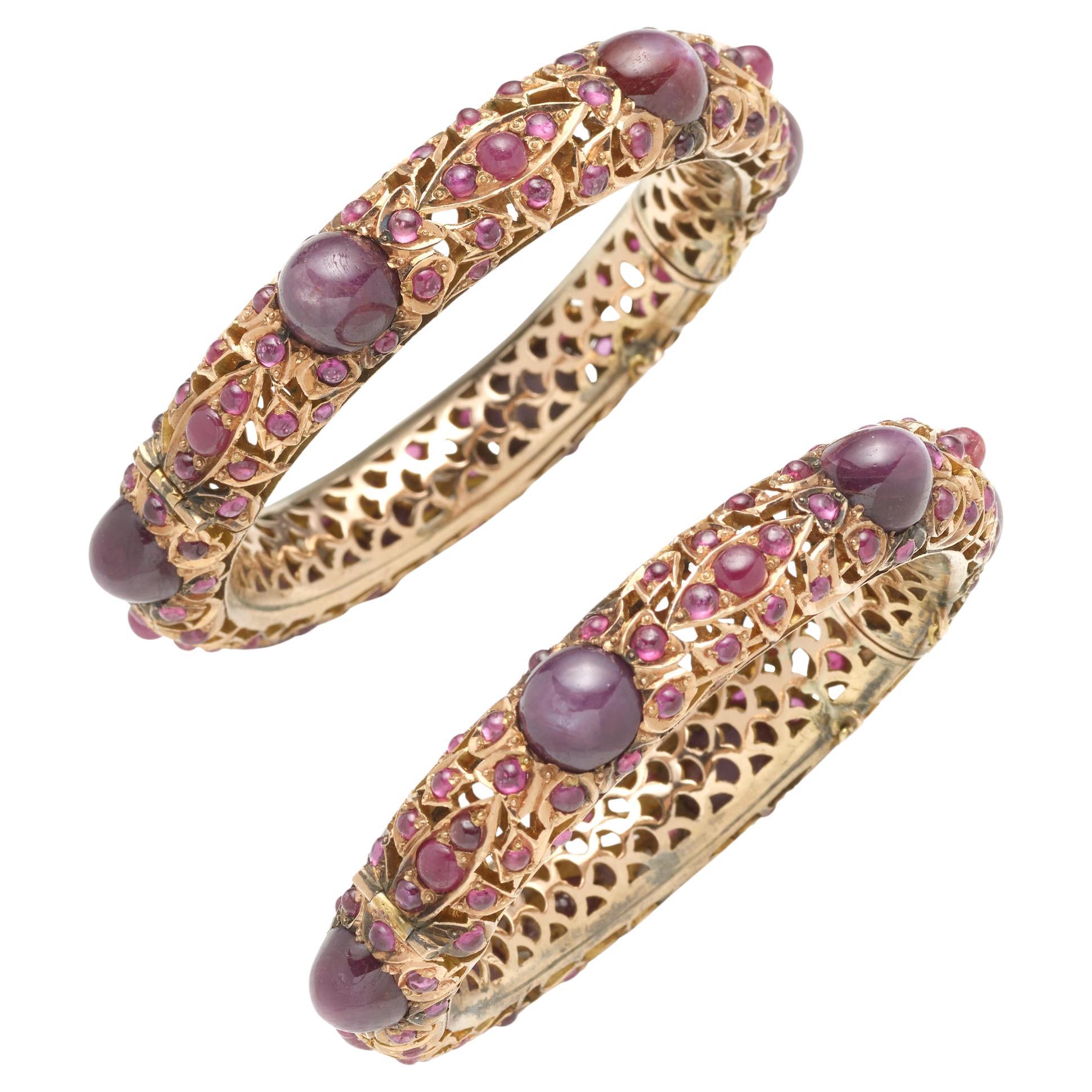 Conjunto de 2 brazaletes de oro rosa de 14k con cabujón de rubí en estrella TCW = 130,45 ct