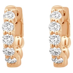 Orecchini a cerchio con diamanti rotondi incastonati a griffe condivise in oro rosa 14K