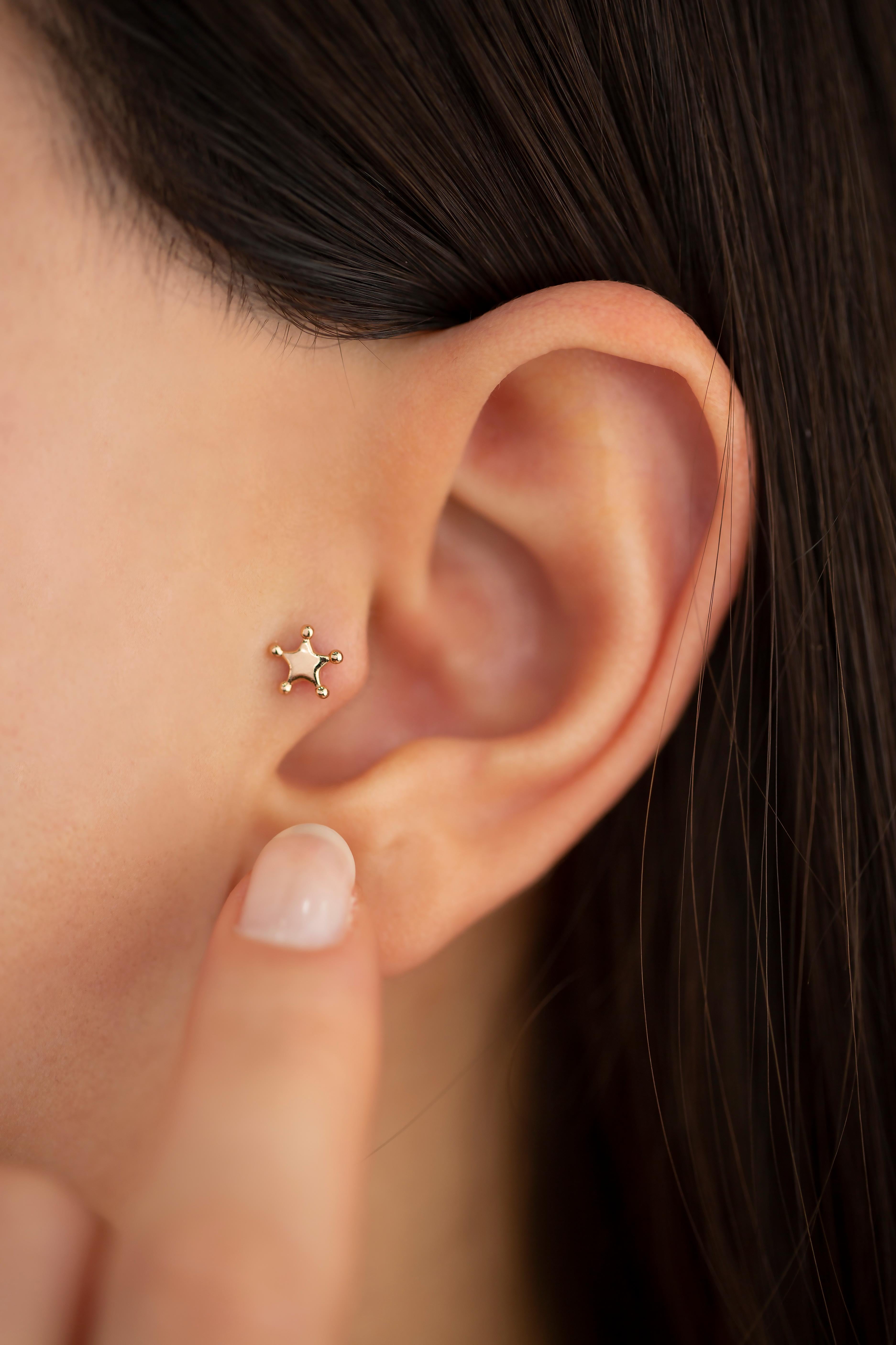 Moderne Clous d'oreilles Sheriff Star Piercing en or rose 14 carats avec clous d'oreilles en or rose en vente