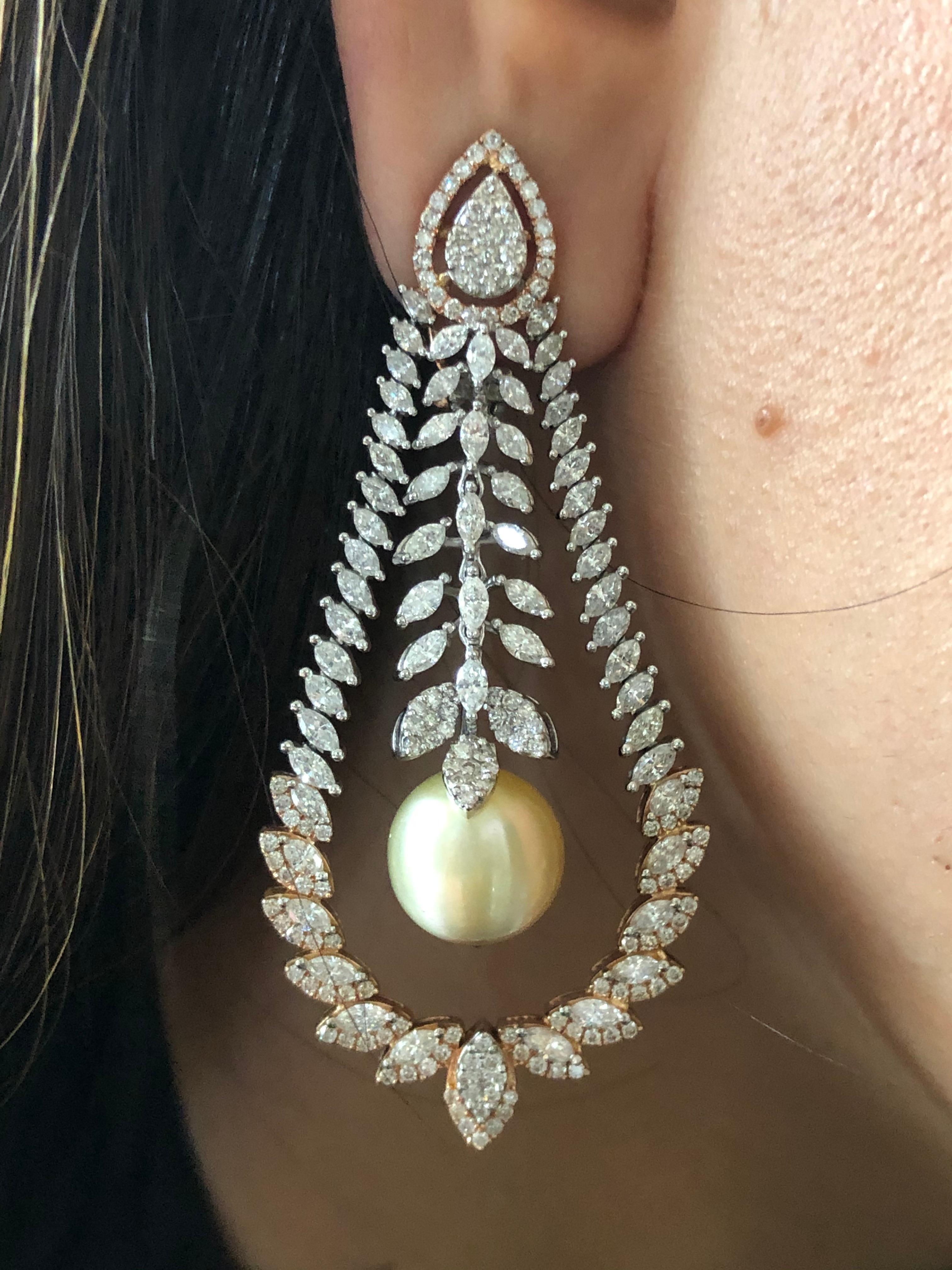 Diamond: 6.63 carats 
Pearl: 19.20 carats 
Gold: 22.704 grams 14k 
Colour: GH
Clarity: SI1
Item Code: A@DE
With a Kiss of South Sea Pearls and fancy snapped diamonds by Vishal Jewels, our earrings are perfect to pair with an elegant cocktail gown 