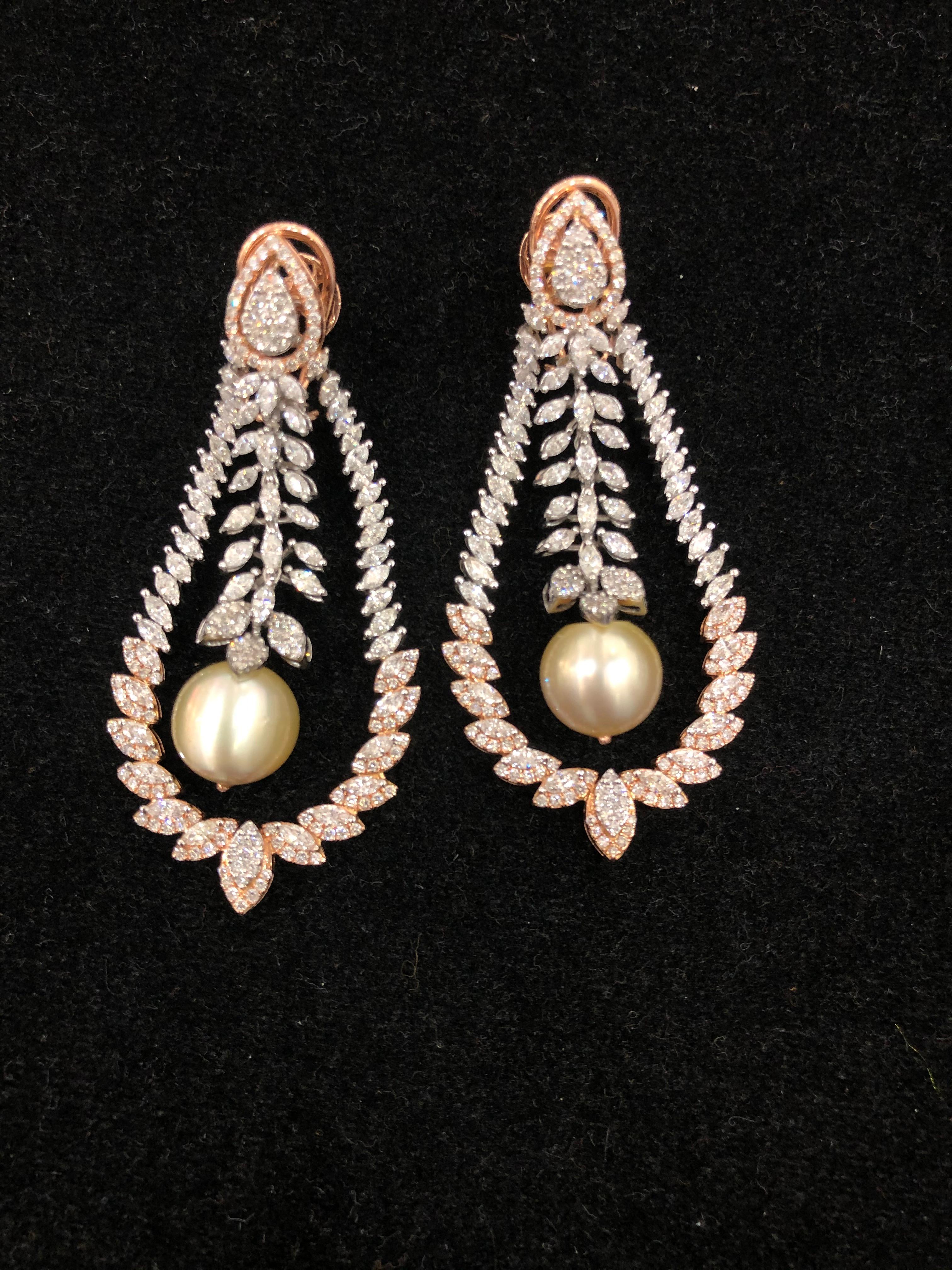 Chandelier-Ohrringe aus 14 Karat Roségold mit Südseeperlen und weißen Diamanten (Marquiseschliff) im Angebot