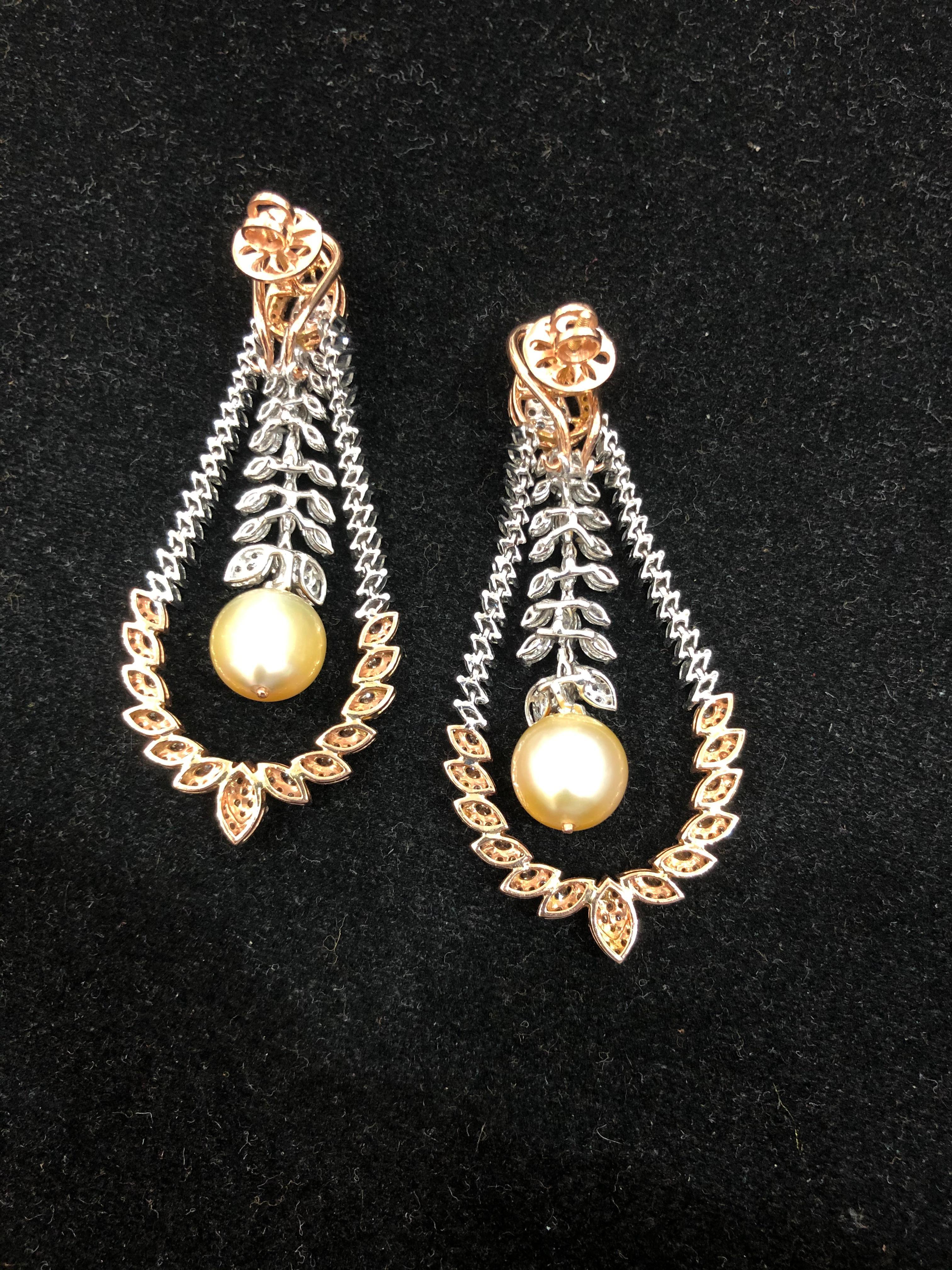 Chandelier-Ohrringe aus 14 Karat Roségold mit Südseeperlen und weißen Diamanten im Zustand „Neu“ im Angebot in New Delhi, Delhi