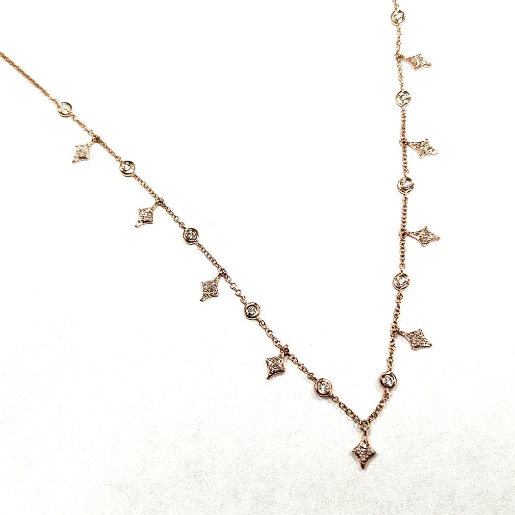 Questa elegante collana a stella in oro rosa 14k combina una delicata lavorazione artigianale con un raffinato design celeste. Il pezzo presenta 46 diamanti naturali per un totale di circa 0,28 carati. Nove diamanti sono incastonati in stazioni