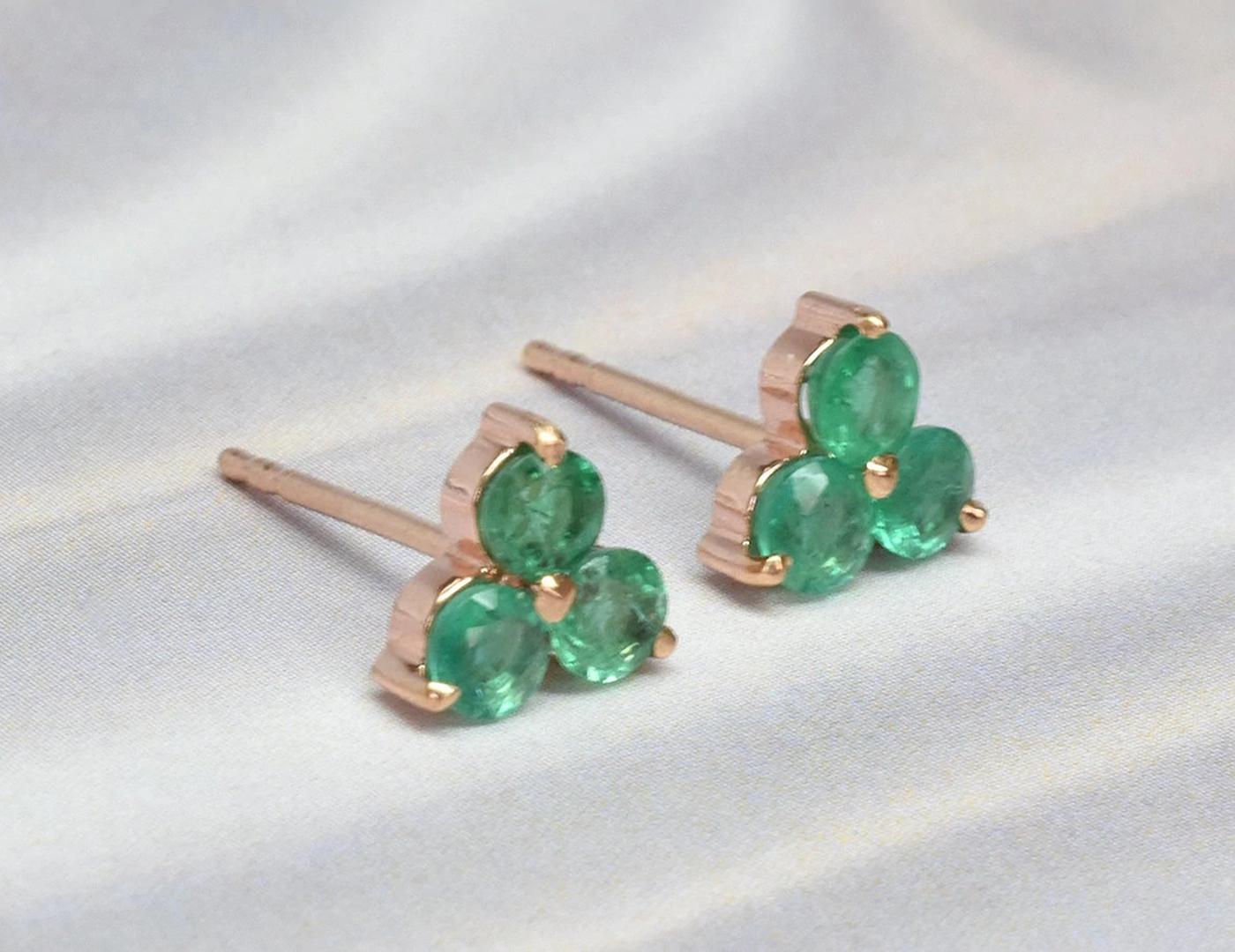 14K Gold Stud Emerald Floral Earrings Emerald Cluster Stud Earrings In New Condition For Sale In Bangkok, TH