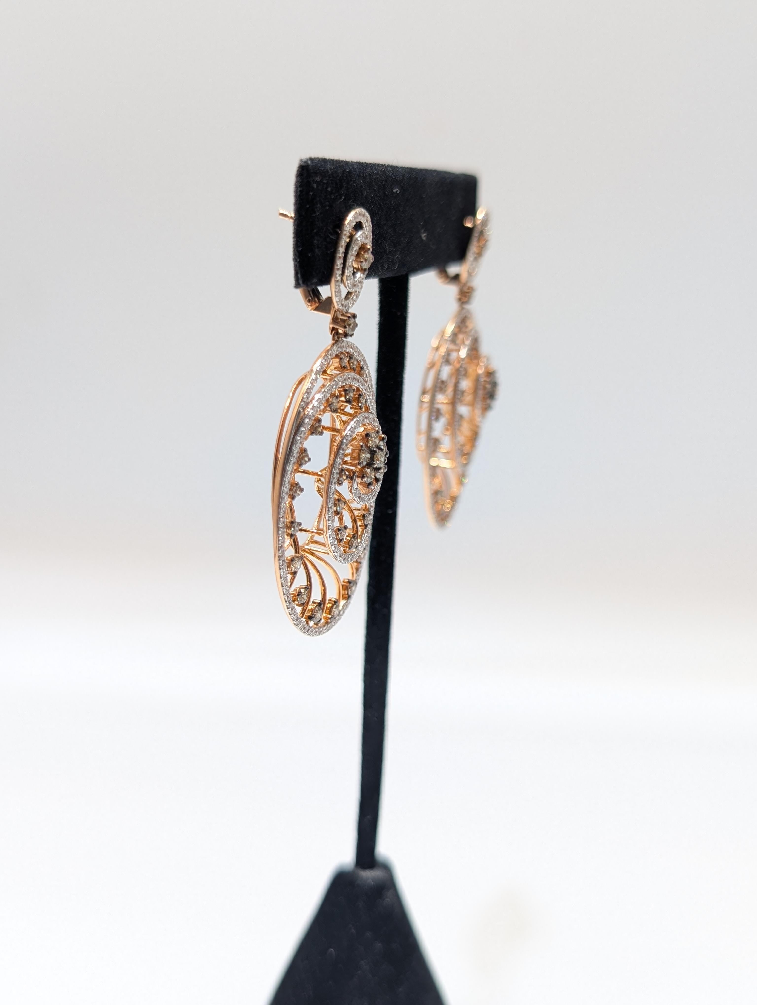 Taglio rotondo Orecchini a goccia con diamanti con design a spirale in oro rosa 14K in vendita