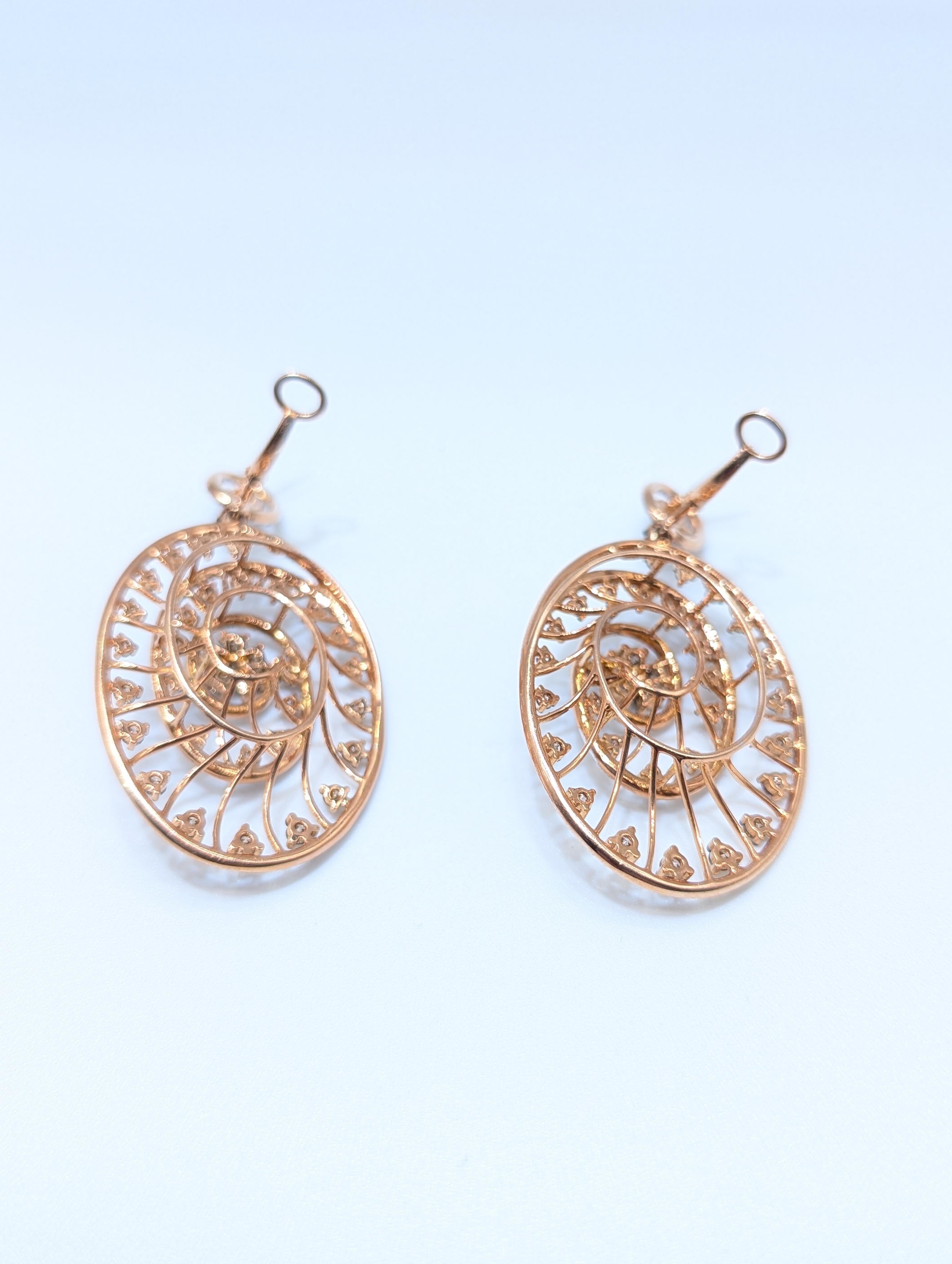 Orecchini a goccia con diamanti con design a spirale in oro rosa 14K in vendita 1