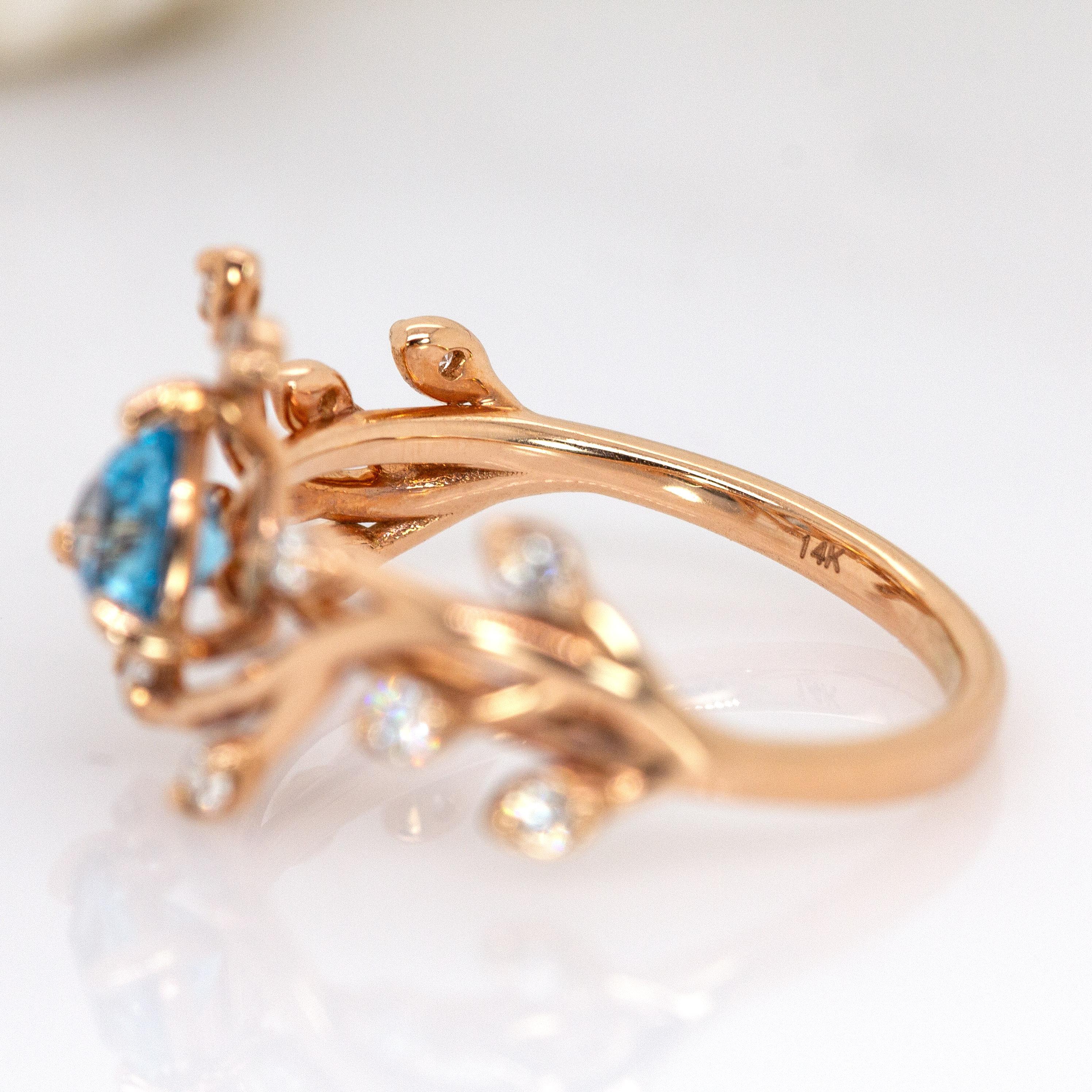Anello in oro rosa 14K con Topazio Blu Svizzero: Accenti di diamanti naturali, Gioielli di pregio in vendita 1