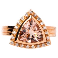 Bague vintage en or rose 14 carats avec trillion de morganites et halo de diamants