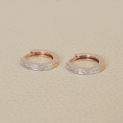 Boucles d'oreilles Huggie en or rose 14K avec diamants ronds et canaux pour un cadeau de femme