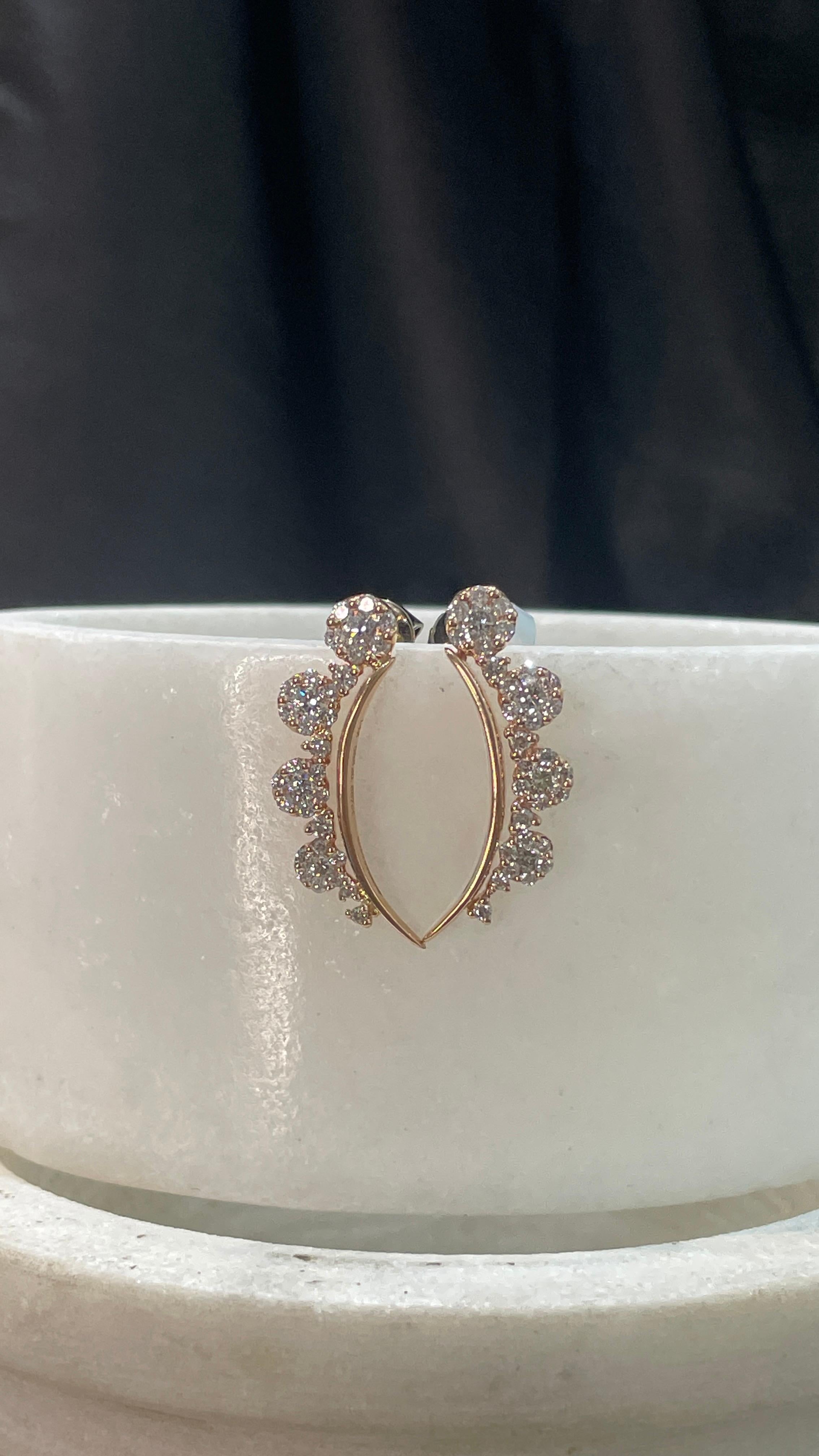 Les boucles d'oreilles en or 14 carats sont des boucles d'oreilles courbes en diamant, un cadeau pour votre fille. Vous aurez besoin de boucles d'oreilles pour affirmer votre look. Ces boucles d'oreilles créent un look étincelant et luxueux avec un