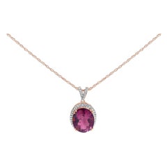 Collar con colgante ovalado de oro rosa de 14K con baño de oro (vermeil) sobre plata, con diamantes de 1/5 Cttw y cuarzo rosa