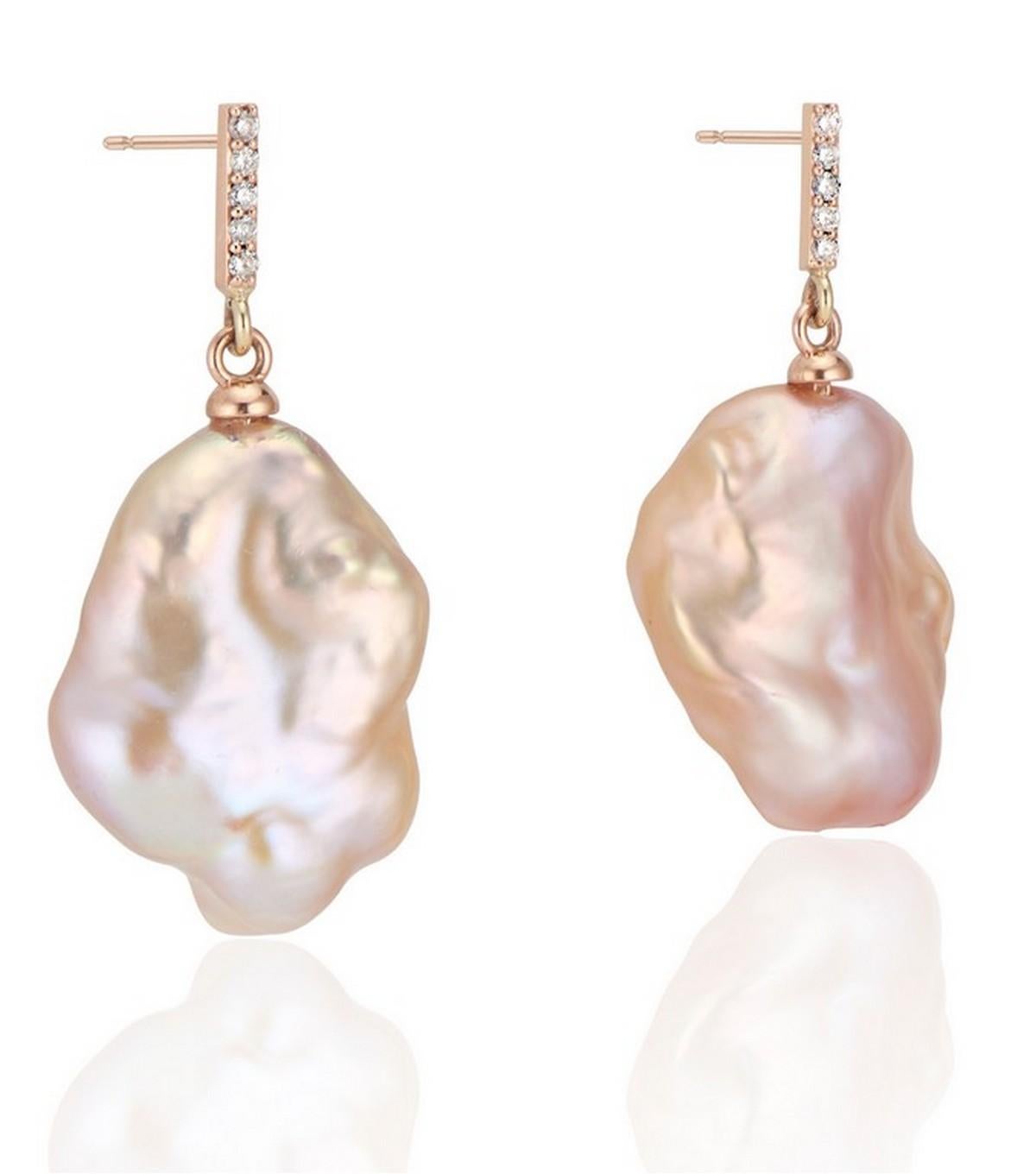 Add a touch of effortless glamour to your wardrobe with these Baroque Pearl earrings.

A Vertical Rose gold bar sparkling with  diamond lever back with 14-15mm Lustrous freshwater flat baroque pearl drop.

10 Sparkling Round Diamonds G /SI 1 - .10