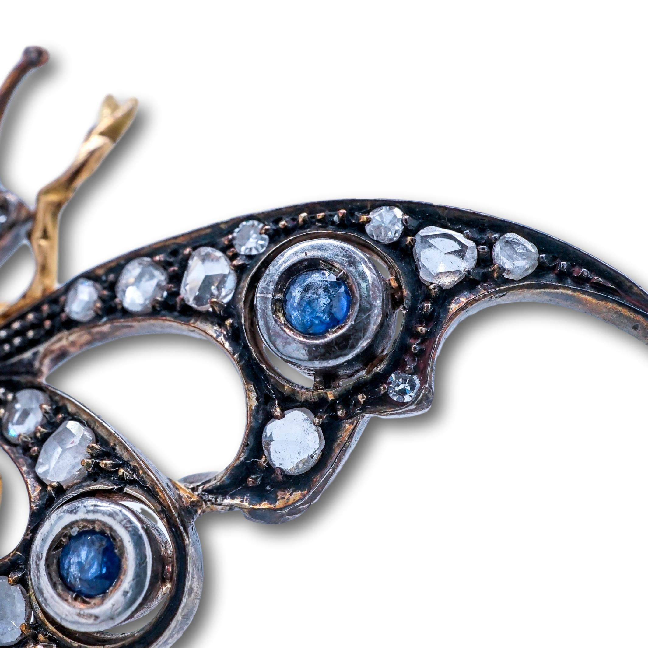Diese viktorianische Schmetterlingsbrosche aus 14 Karat Roségold ist mit Diamanten im Rosenschliff und blauen Saphiren besetzt. 